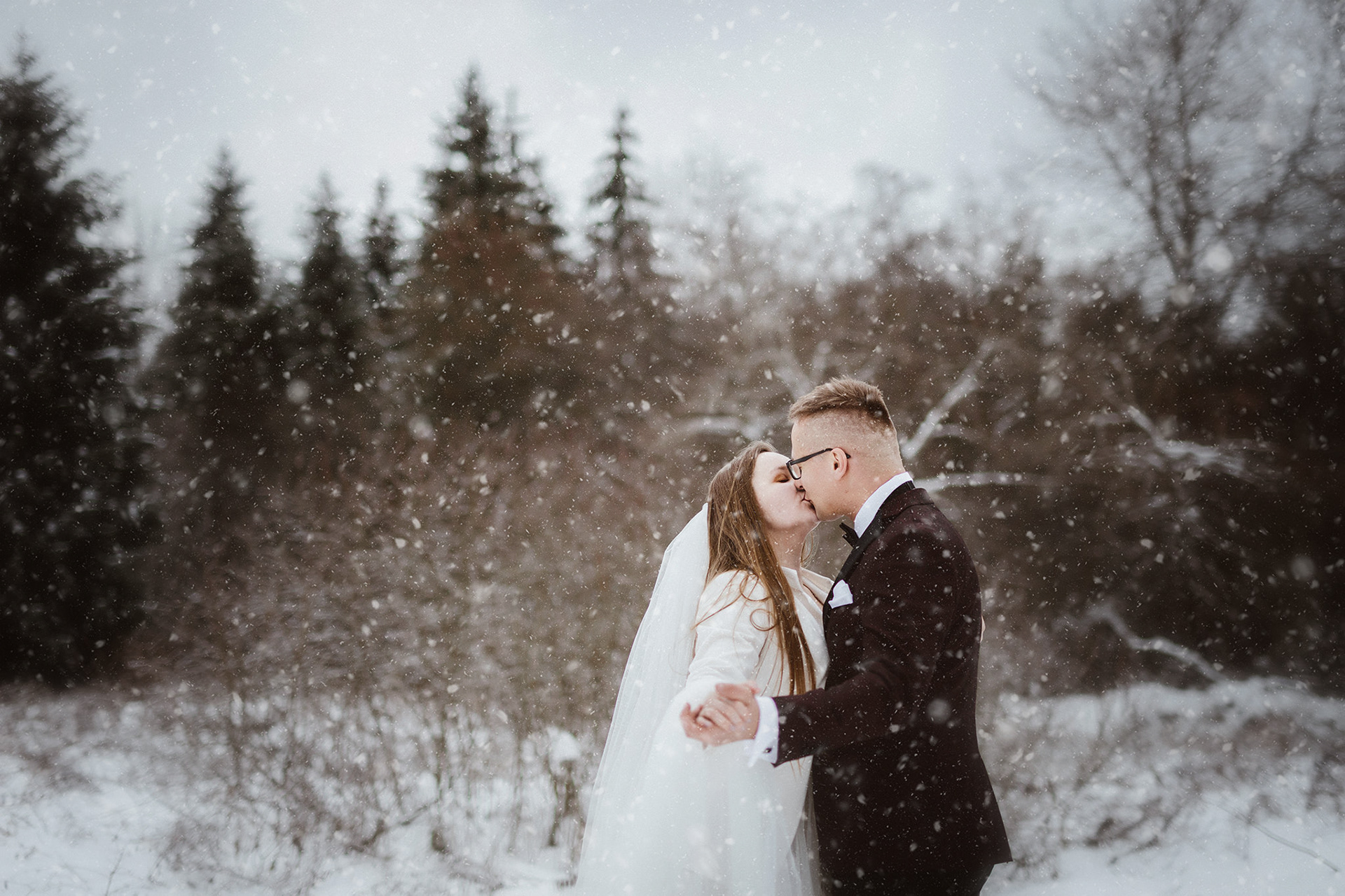 Sesja ślubna zimą w Bieszczadach