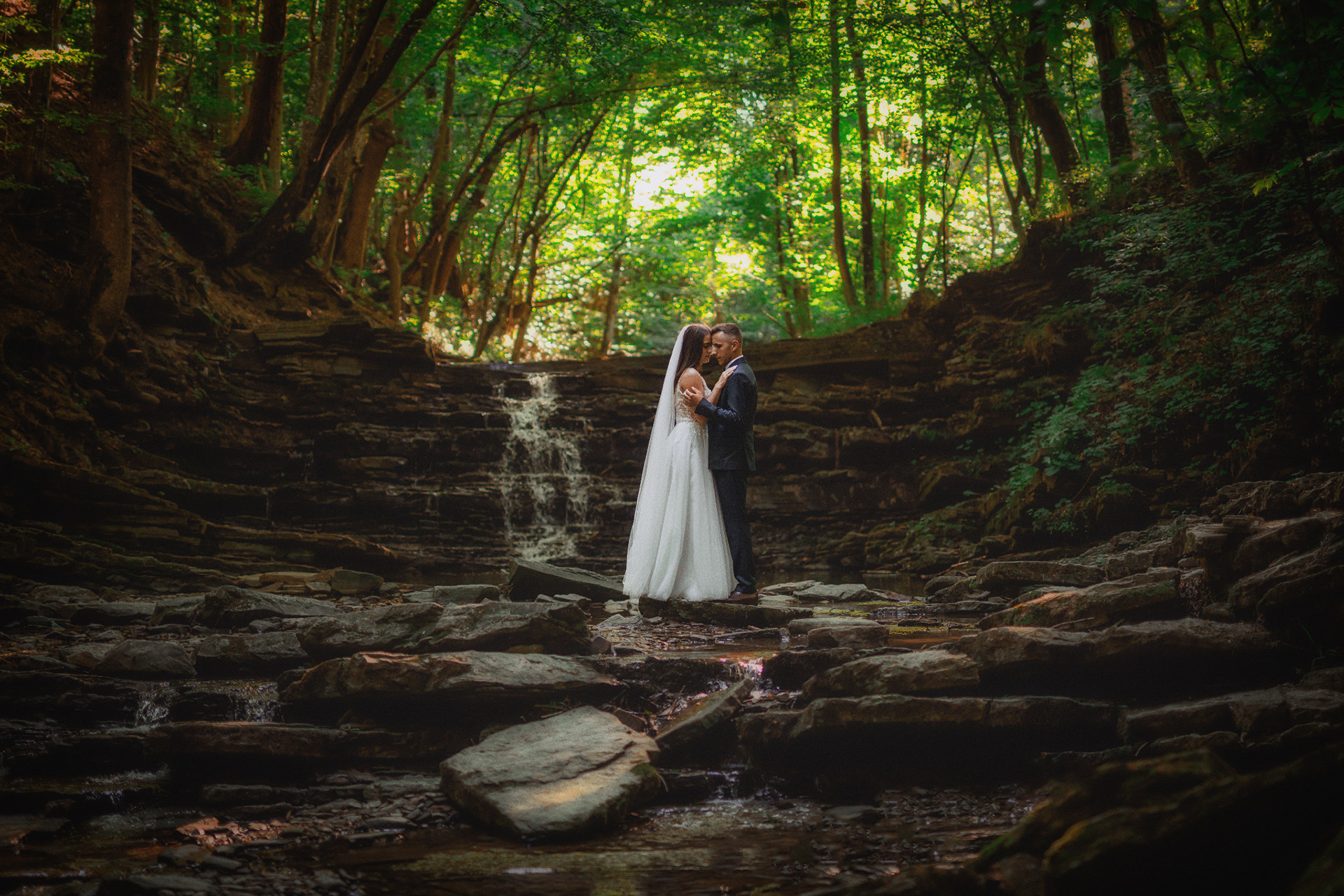 Sesja ślubna pary młodej w naturze fotografia ślubna
