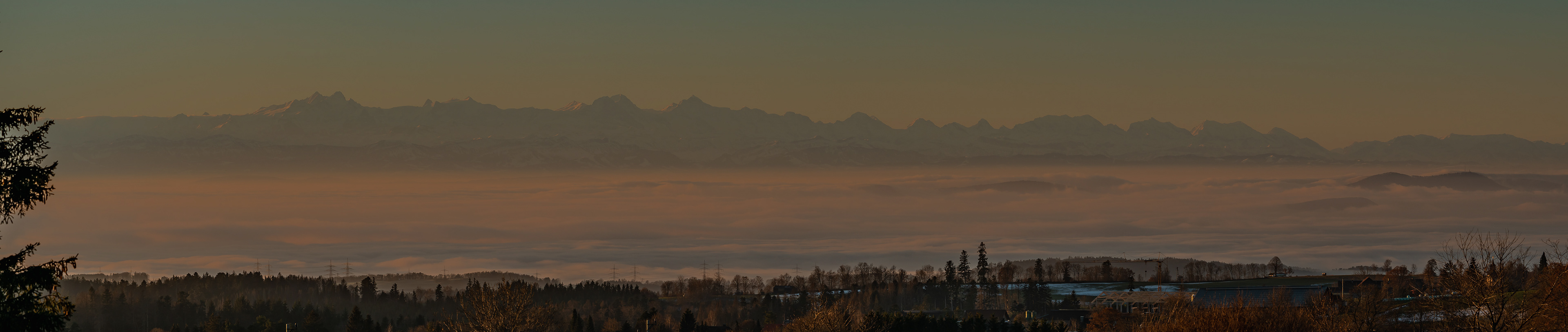 Blick von Tiefenhäusern über das Nebelmeer in die Schweizer Alpen