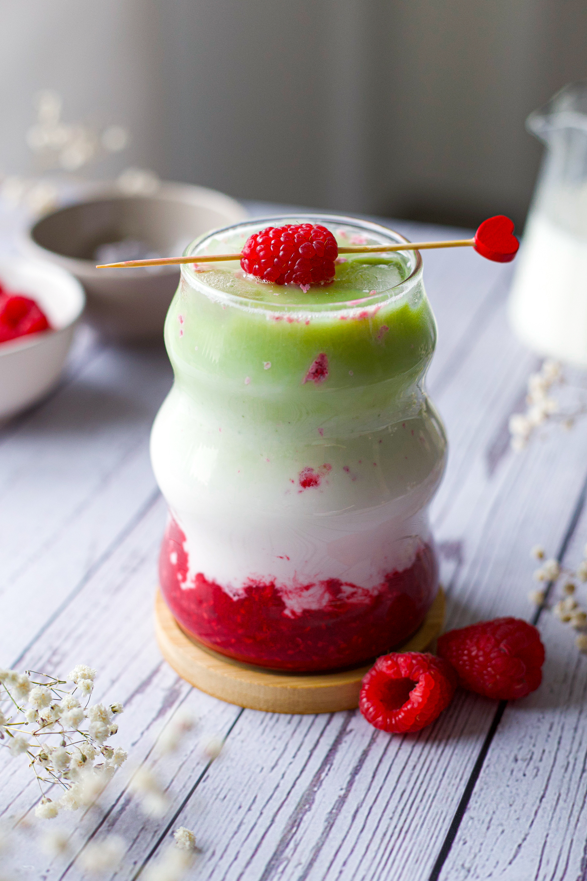 Himbeer-Iced-Matcha-Latte