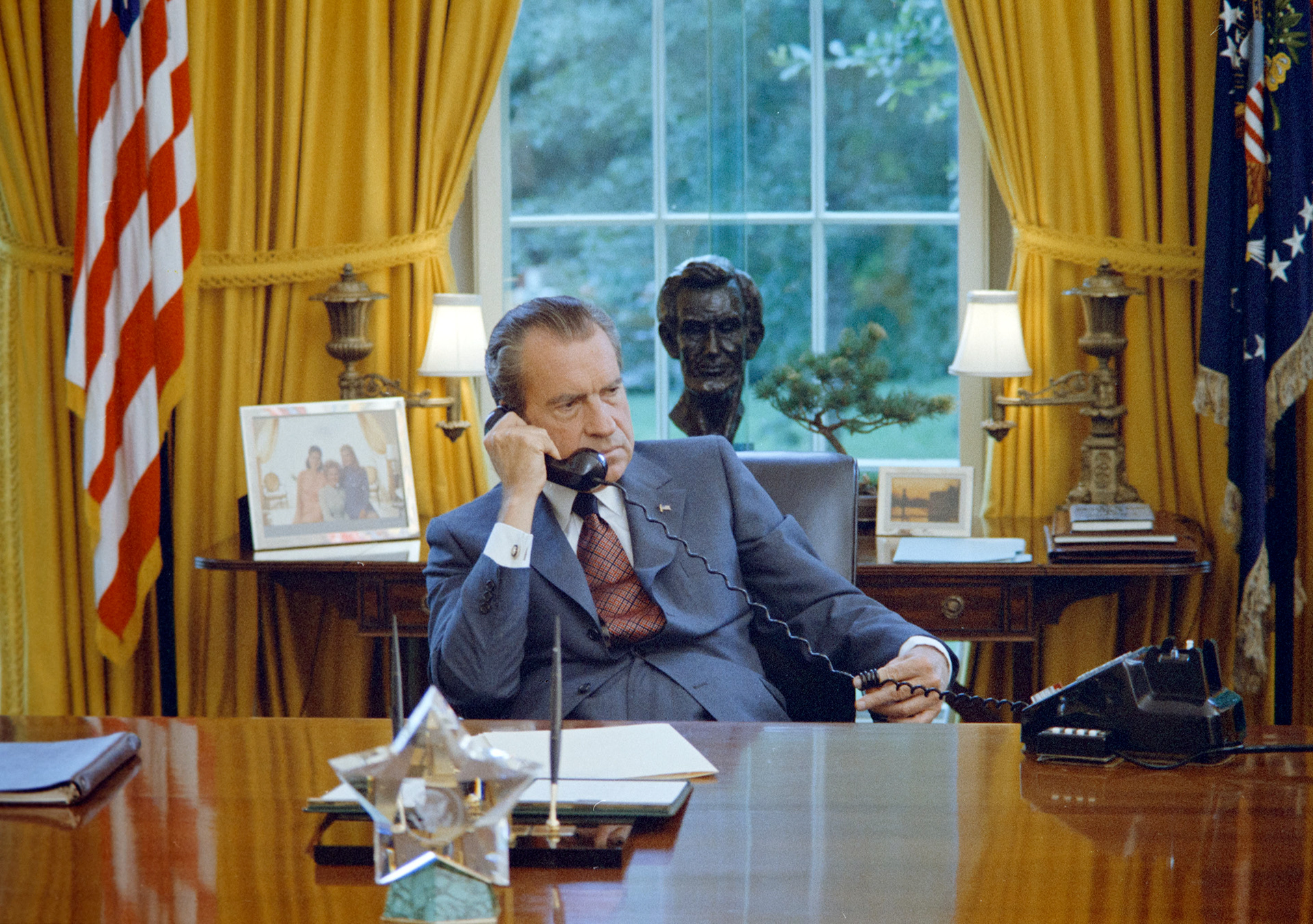 President Nixon on the telephone in the Oval Office, 23 June 1972 (US National Archives, 37-WHPO-9461-17A)