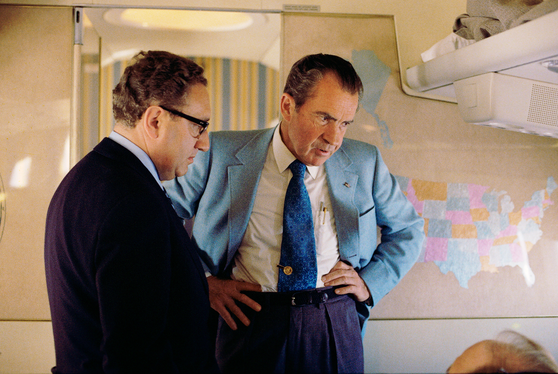 President Nixon and Henry Kissinger on board Air Force One, 20 February 1972 (US National Archives, 37-WHPO-8473-17)