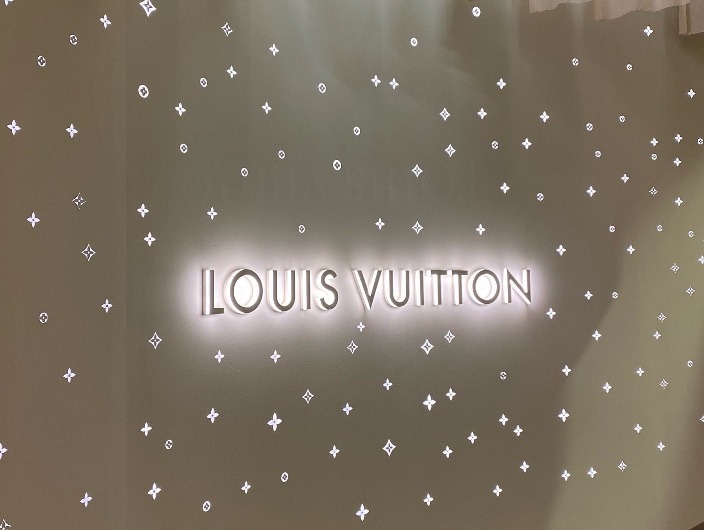 The Louis Vuitton Shop in Dubai Editorial Photo - Image of letters,  editorial: 114077636