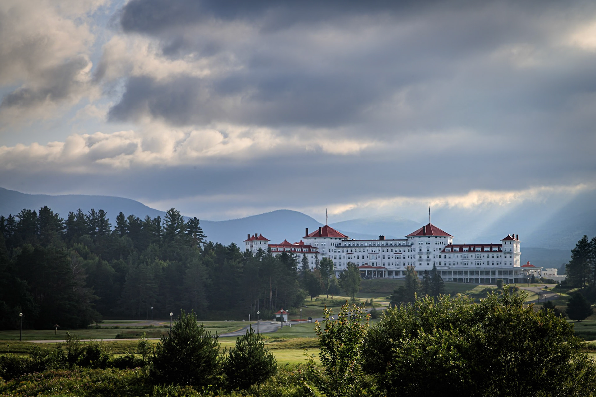 Godbeams behind the Mt Washington Hotel