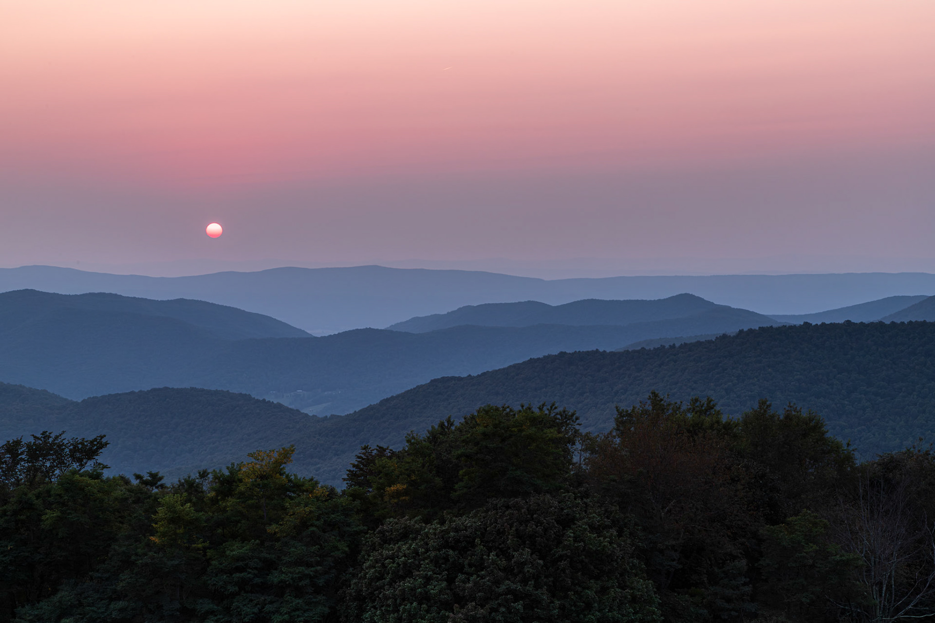 A pastel colored sunset at Hazeltop Ridge in Shenadoah