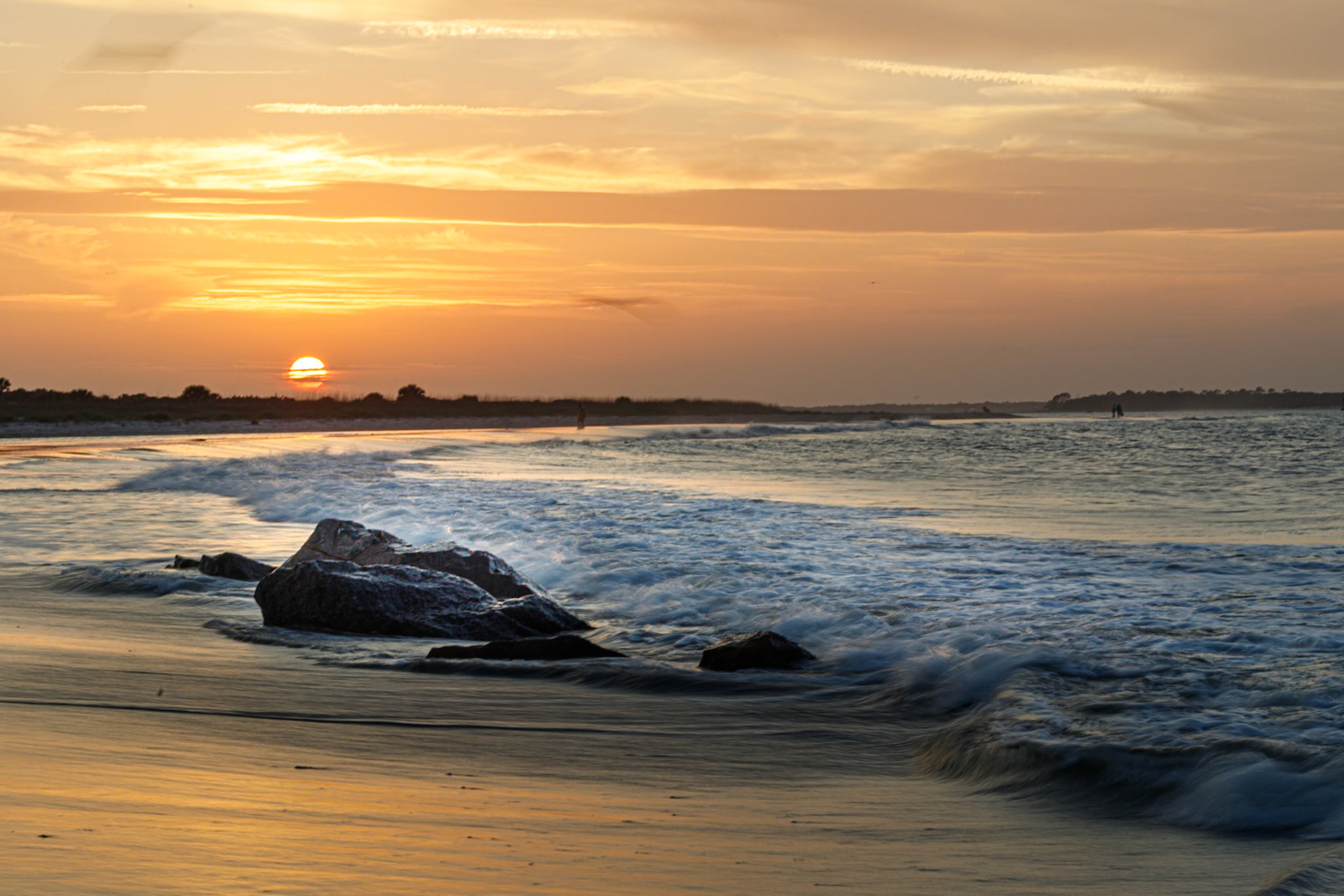 Waves breaking against the rocks and sand on Fernanindian Beach
