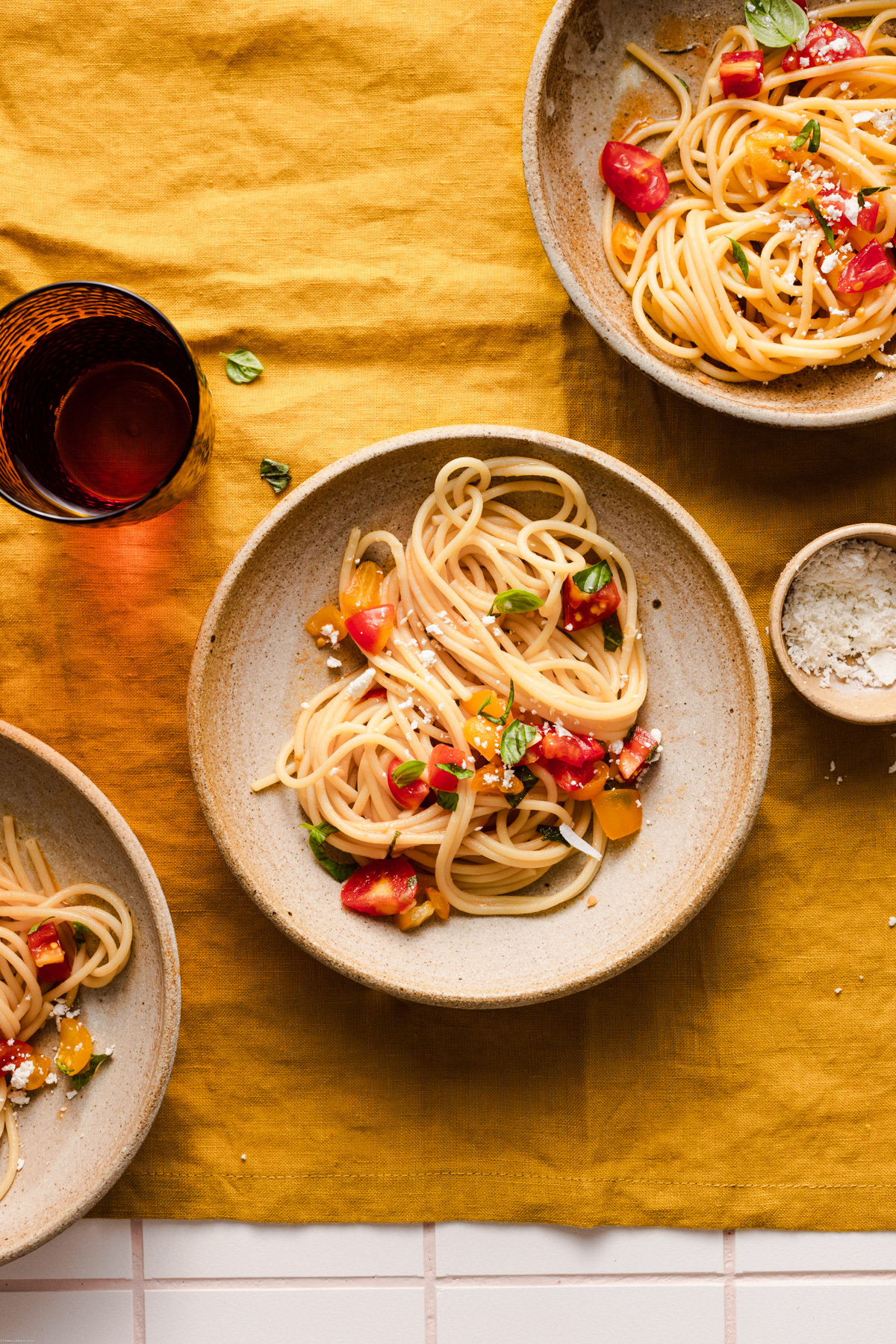 A food photography ( fotografia di cibo) image of spaghetti placed in bowls on a linen by Federica Melania Orsini - a food photographer ( fotografo di cibo) in Bologna