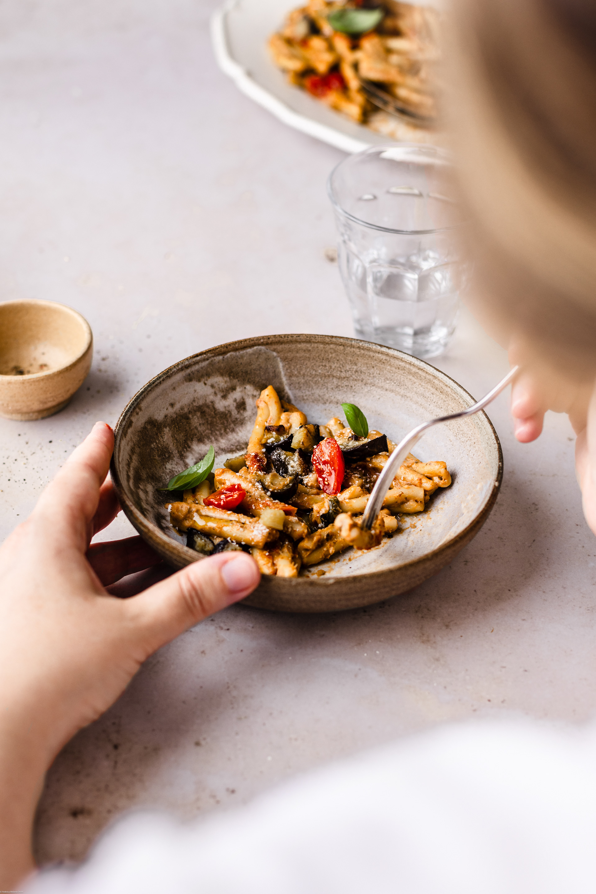 A food photography (fotografia di cibo) image of pasta with a cream of aubergine and tomatoes by Federica Melania Orsini - a food photographer (fotografo di cibo), food styling in Bologna.