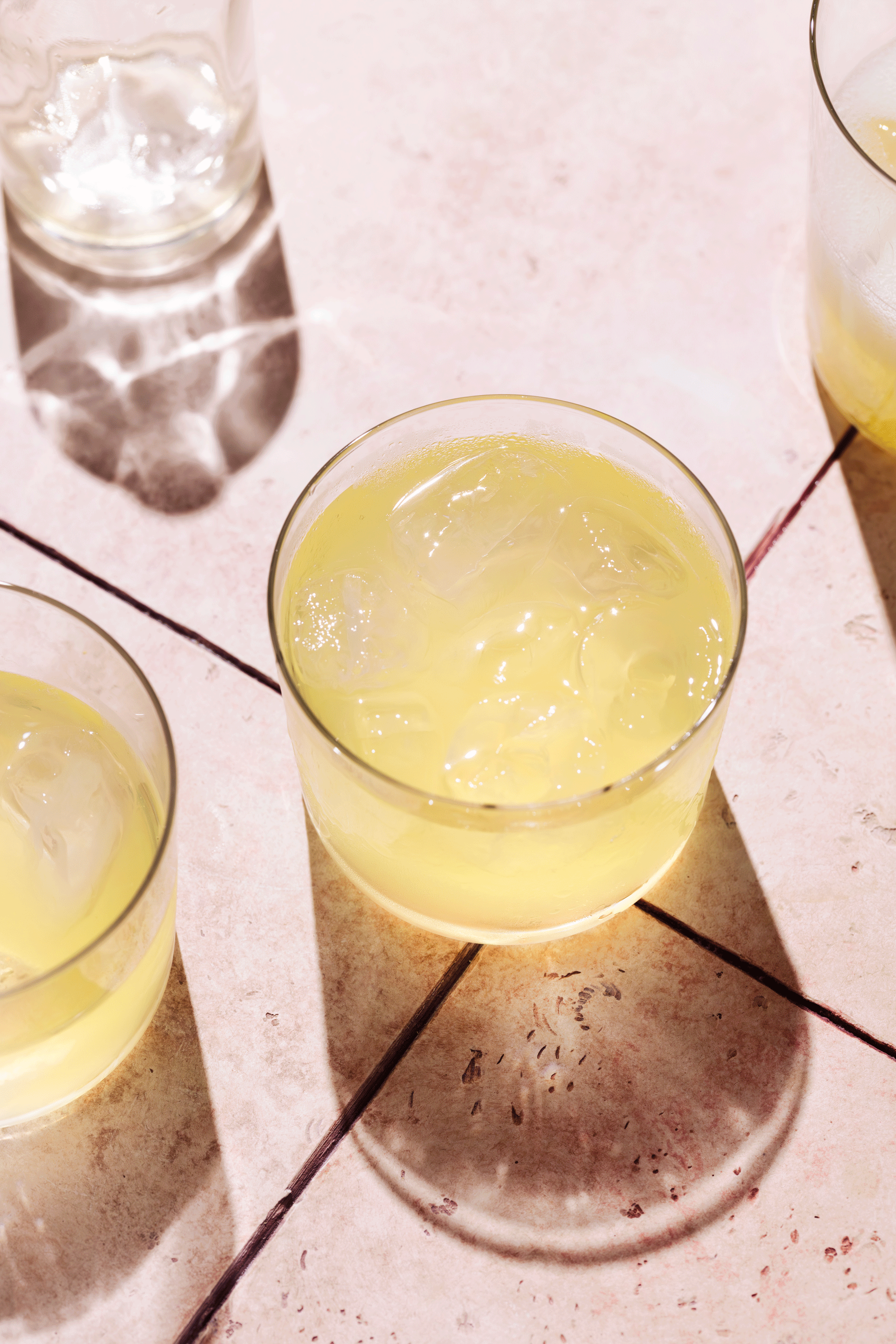 A food photography (fotografia di cibo) image of an outdoor scene of Limoncello Spritz made by Federica Melania Orsini - a food photographer , food stylist (fotografo di cibo) in Bologna.