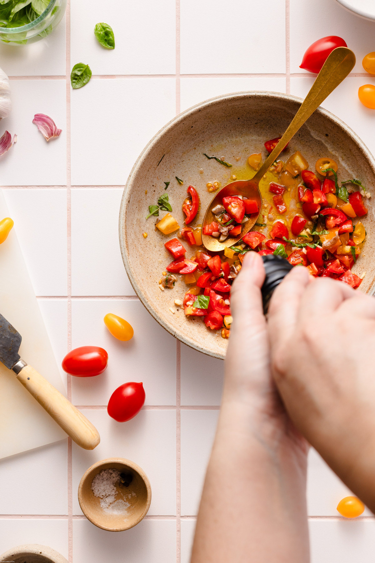 A food photography ( fotografia di cibo) image of bowl full of tomatoes cut it into small pieces by Federica Melania Orsini - a food photographer ( fotografo di cibo) in Bologna