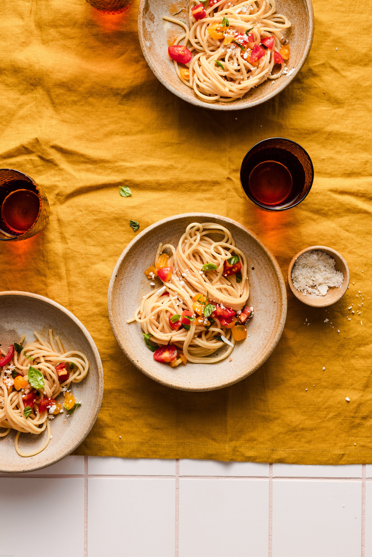 A food photography ( fotografia di cibo) image of spaghetti placed in bowls on a linen by Federica Melania Orsini - a food photographer ( fotografo di cibo) in Bologna