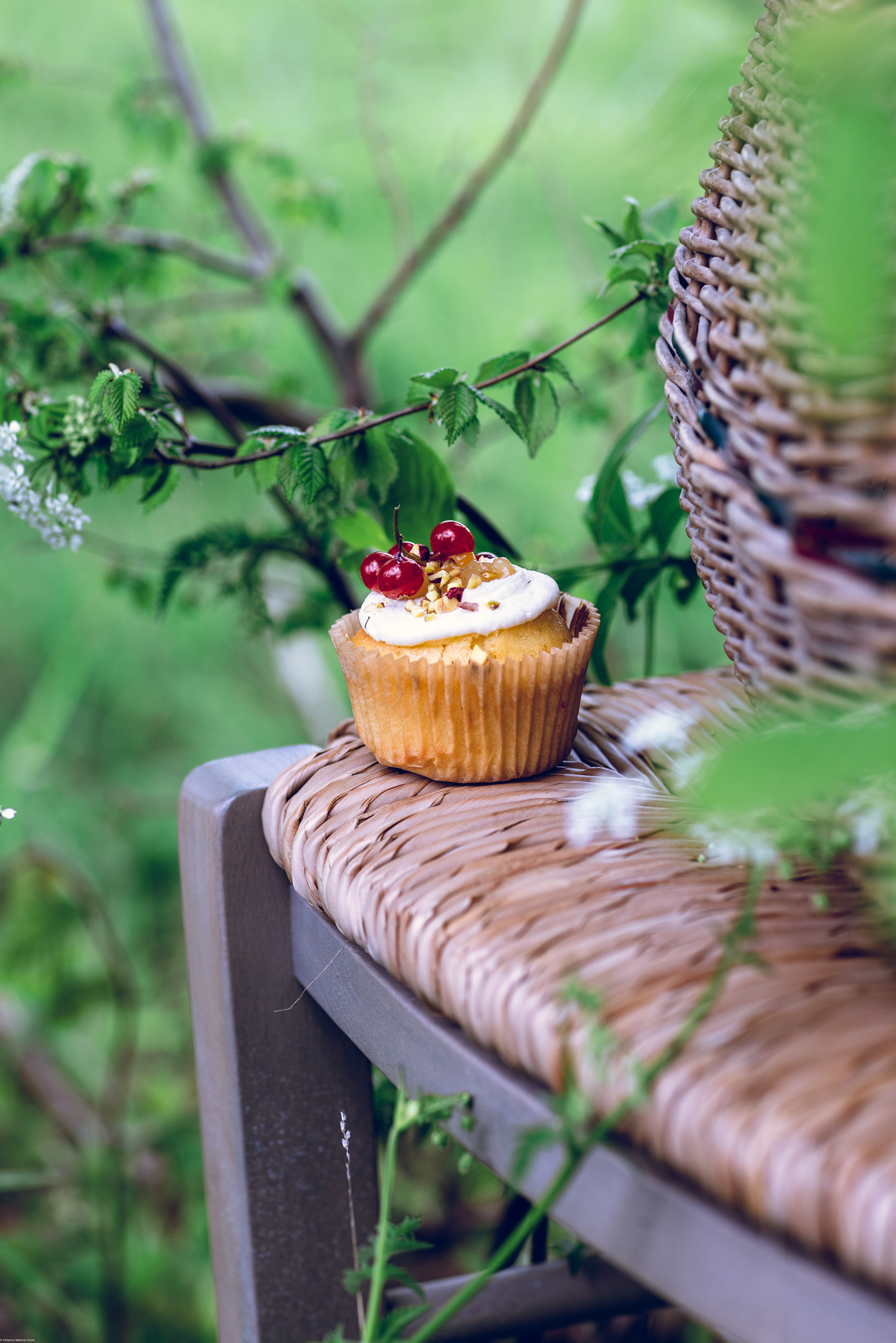 A food photography (fotografia di cibo) image of an outdoor scene of a cupcake on a chair made by Federica Melania Orsini - a food photographer , food stylist (fotografo di cibo) in Bologna.