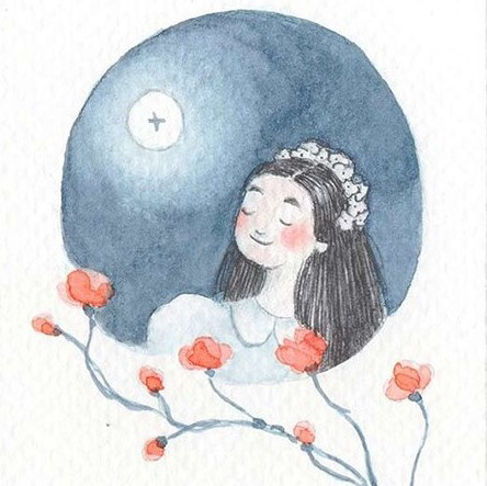 Fátima, Fini Raggio. Ilustración realizada con acuarelas y lapices de gráfito. En en ella se ve a una niña ante el Santísimo Sacramento. La niña está vestida con un vestido de Primera Comunión y una corona de flores en su cabeza. En la parte inferior de la ilustración puede verse un ramo de amapolas rojas. En las otras ilustraciones de esta página pueden verse otros niños, todos ataviados para tomar la Primera Comunión, interactuando con corderos.