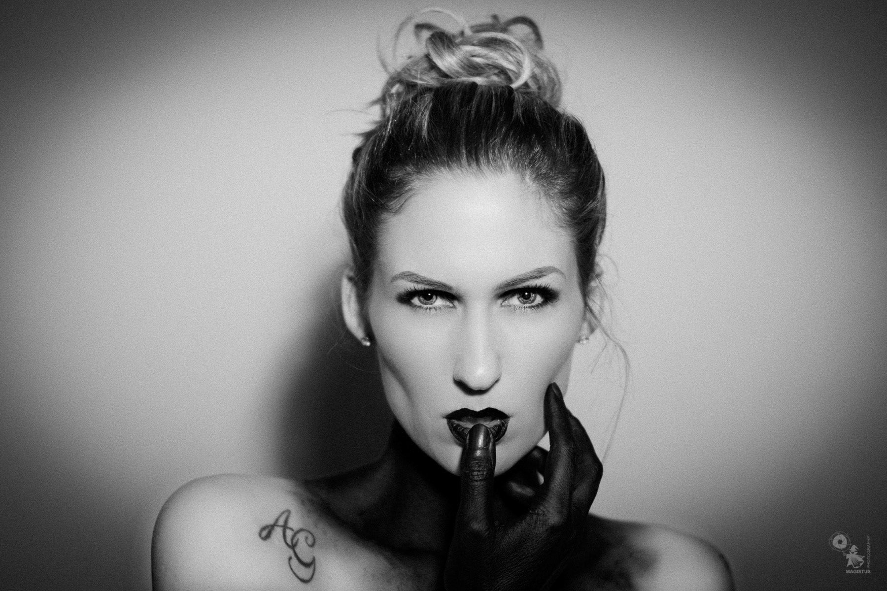 Black & White Closeup | MAGISTUS|PHOTOGRAPHY | www.magistus.de 

Im Moment teste ich immer wieder gerne auch eine Schwarz-Weiß-Bearbeitung. Bei diesen drei Bildern ist es dann auch dabei geblieben - passt eifnach zu gut zu dem schwarzen gemalten Kragen und der schwarzen Hand.

#portrait #closeup #mkfeature #fotograf #darmstadt #beauty #perfectmodel #fotografie #photoshoot #bodypainting #instadaily