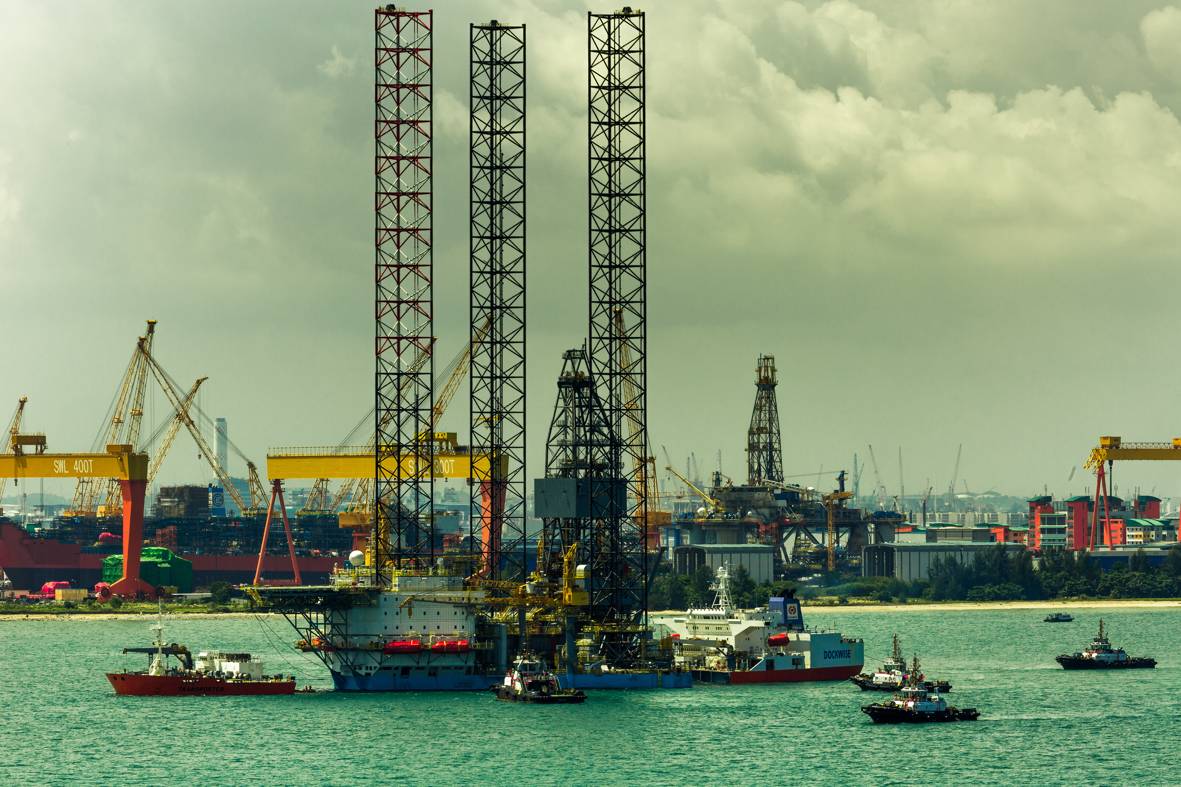 Maersk Highlander gets a ride from Dockwise transporter