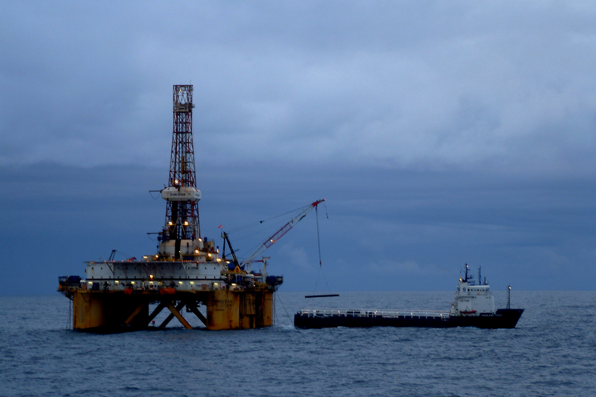 Drill pipe being offloaded from supply vessel