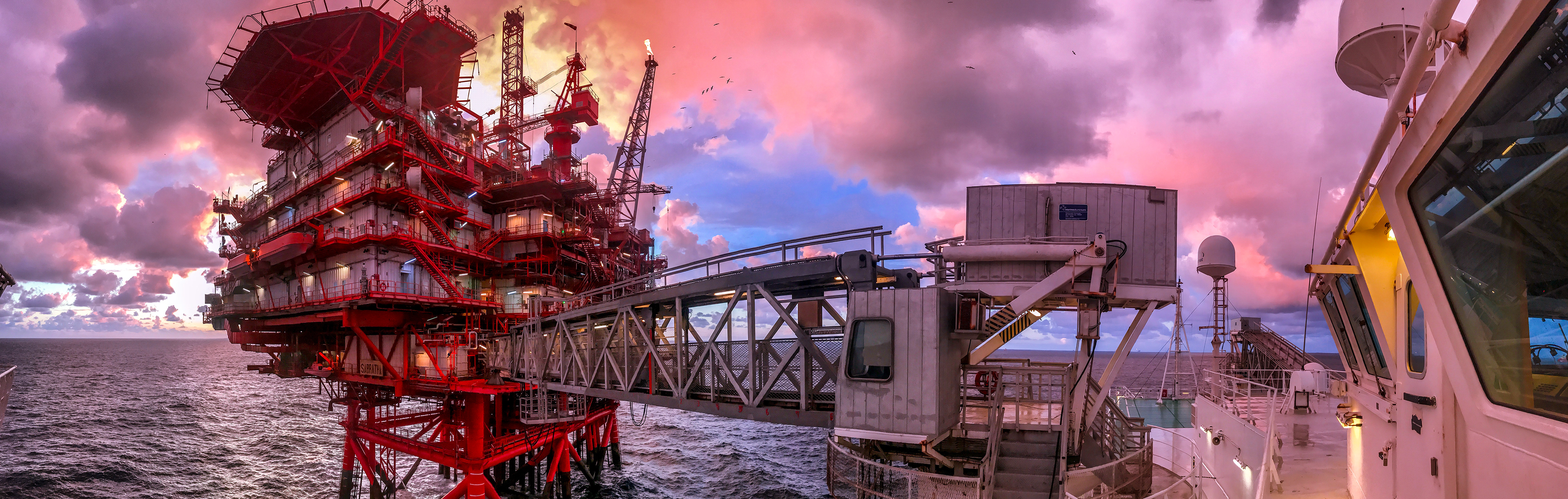 Aluminium Gangway connected to a offshorePlatform