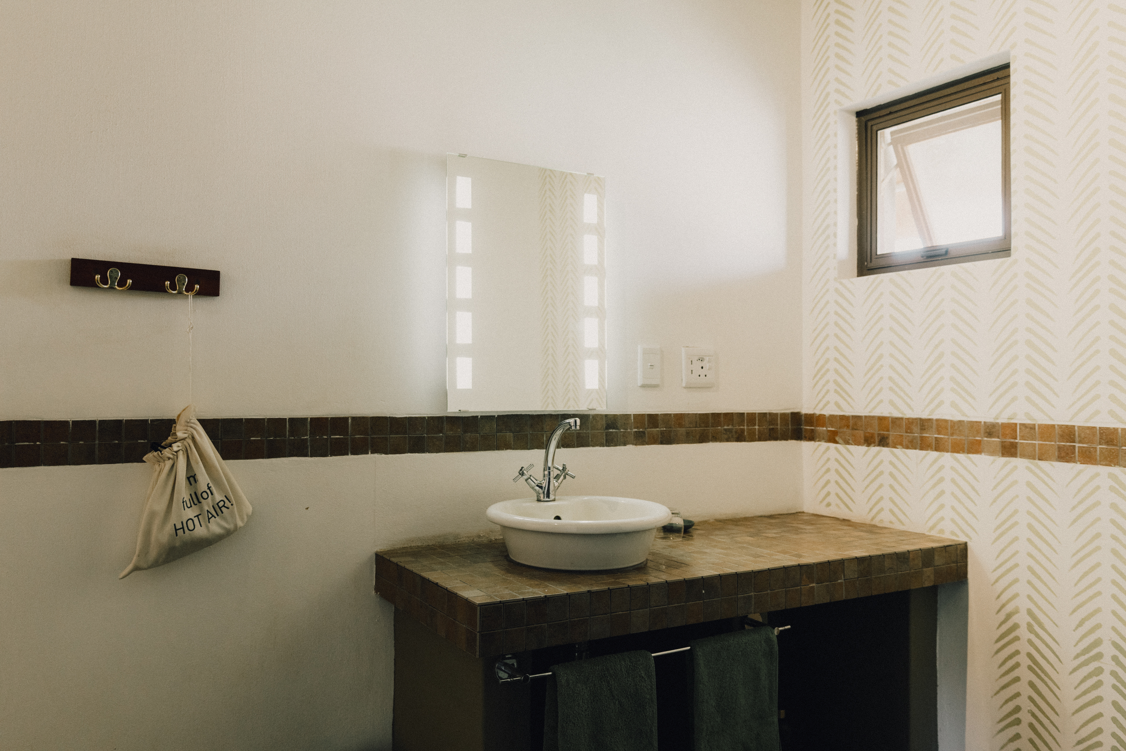 bathroom (tub)