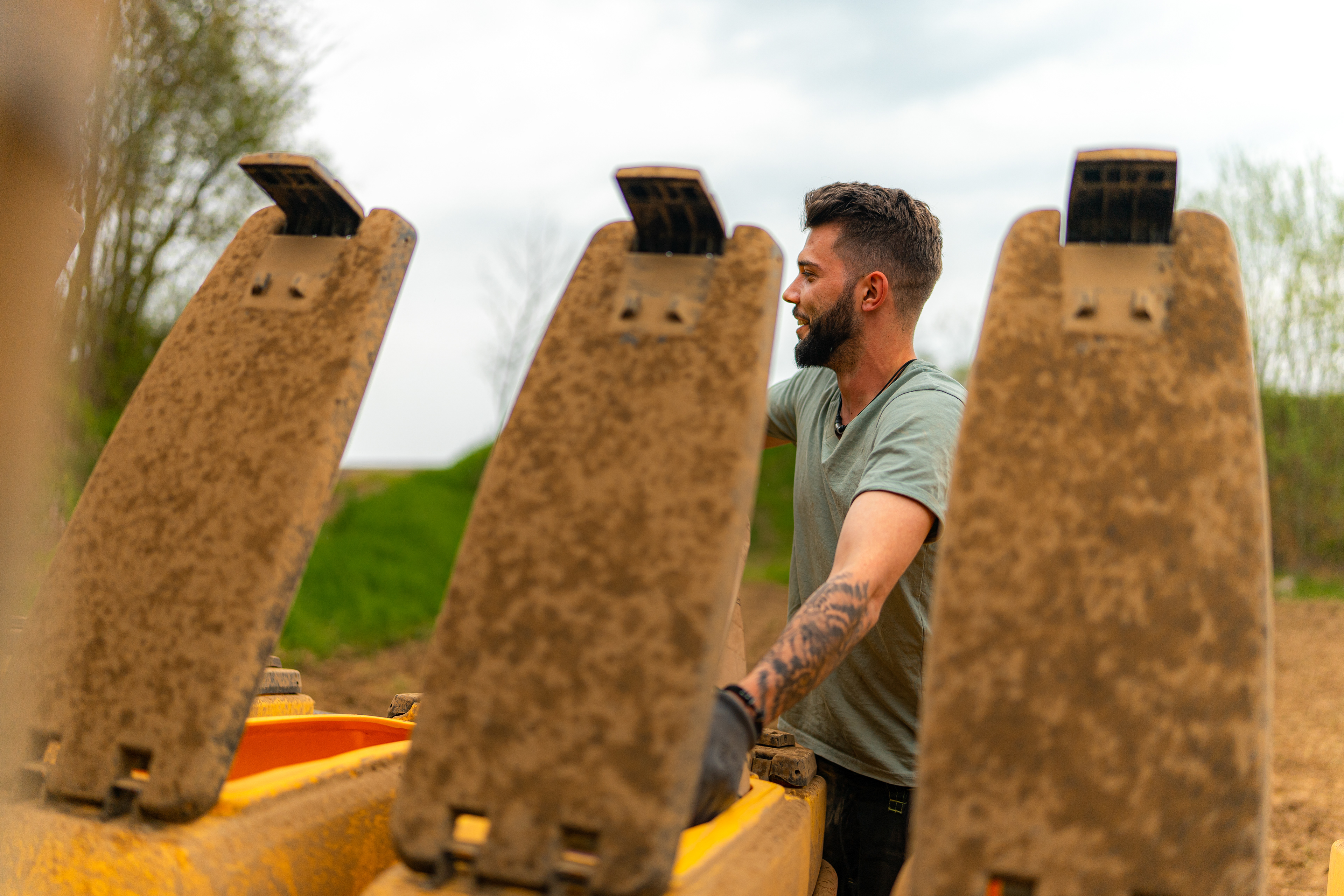 Lohnunternehmer Maximilian Pittroff hinter seiner Väderstad Tempo