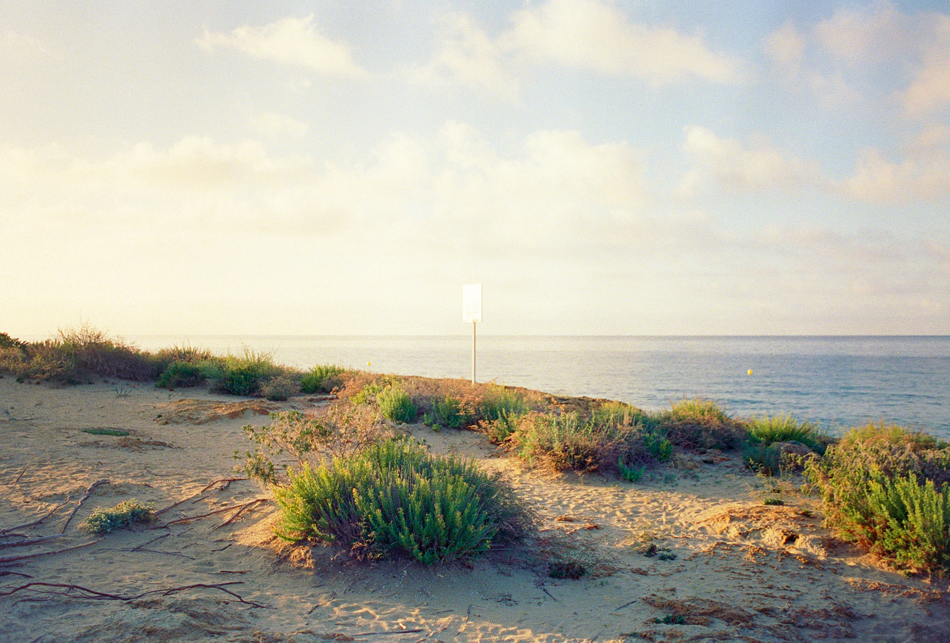Cartello sulla costa