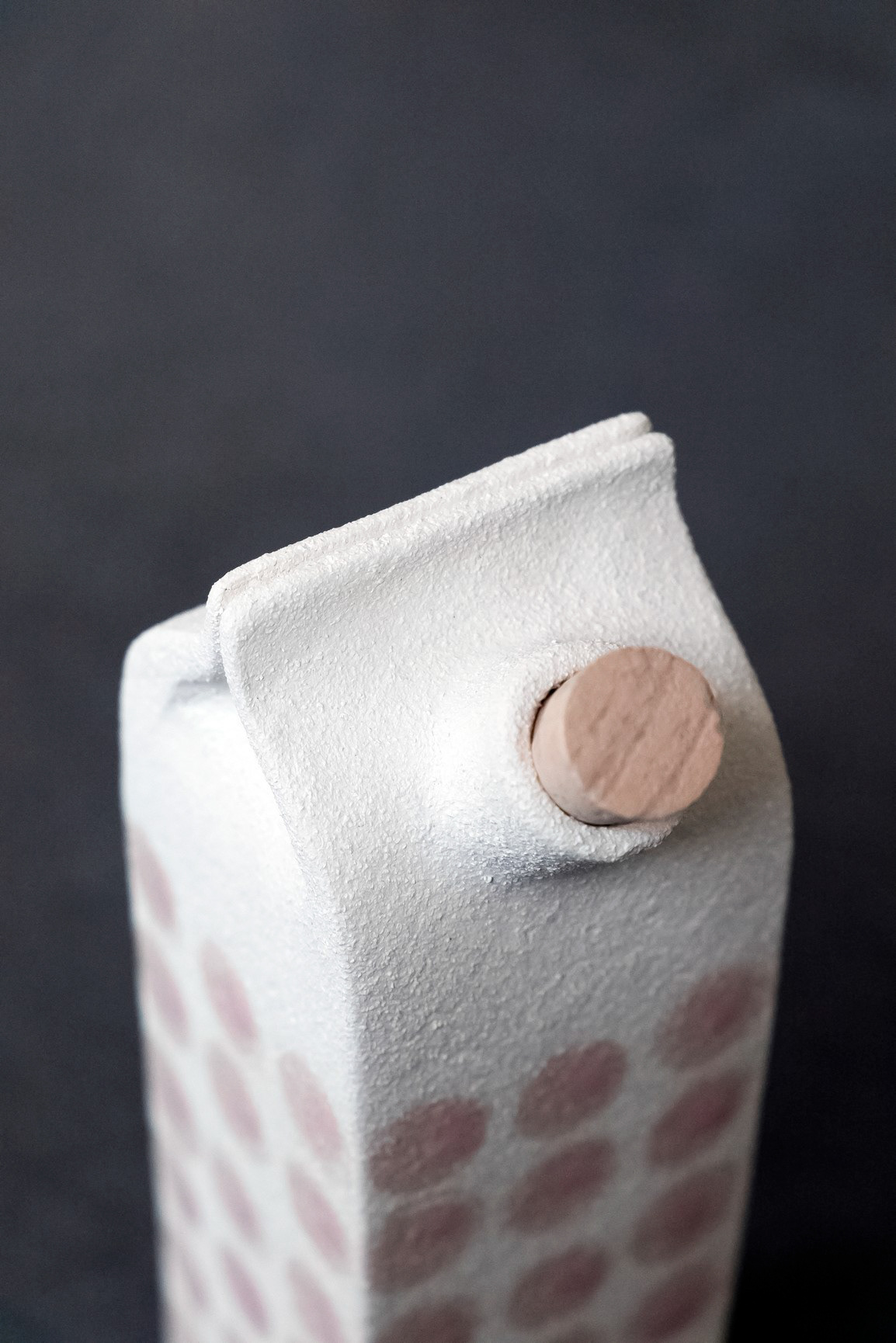 Brique 1L. blanche pois roses 155€