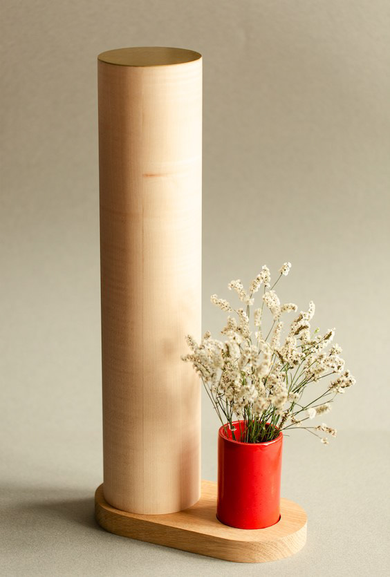 Lampe à poser 'Affinités' vase émaillé rouge / Base en Sipo massif (modèle unique) H490x23x120 / 950 €