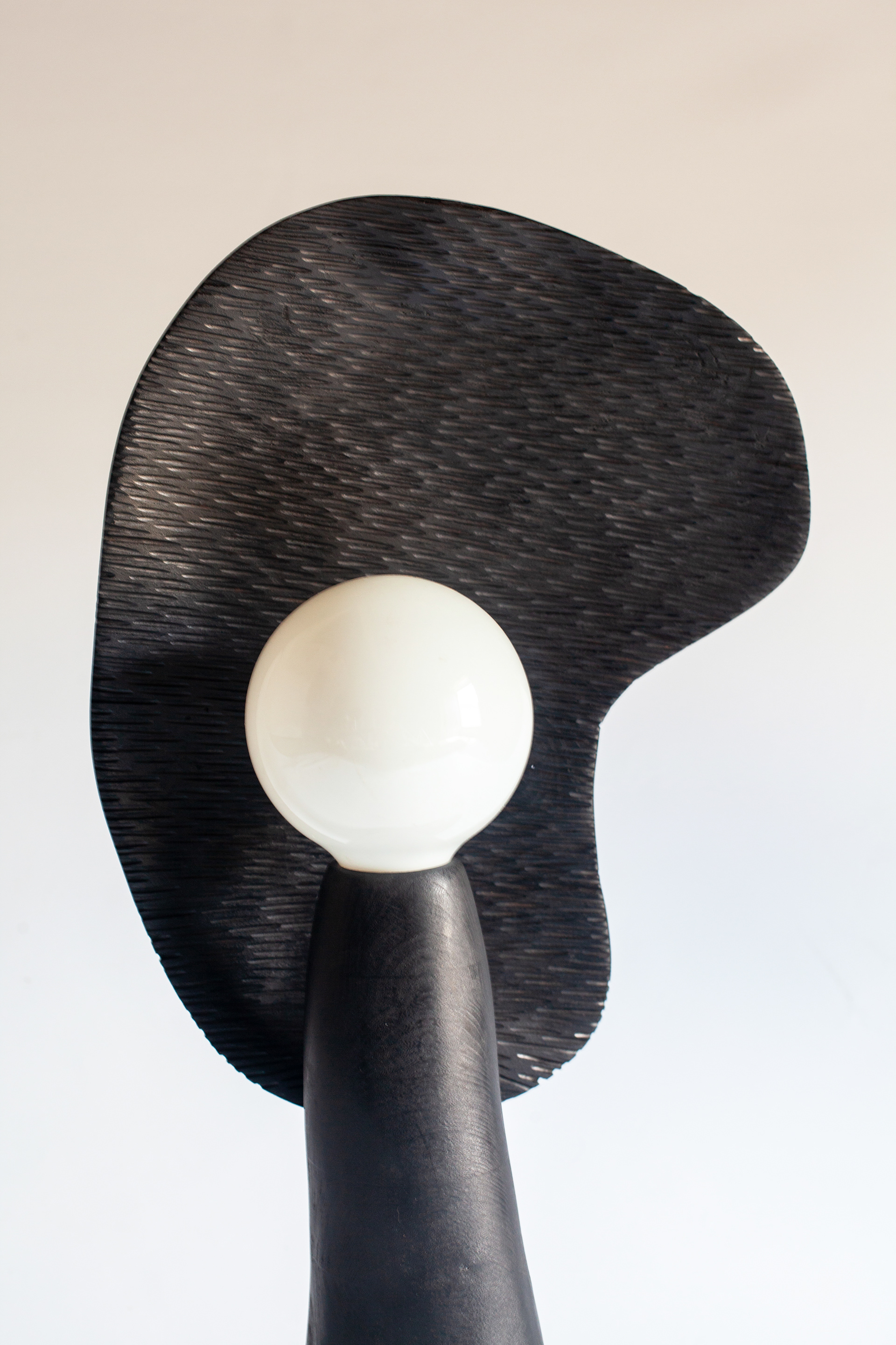 Détails Lampe campo, Orme sculpté, teinté et texturé 70x40x20, pièce unique 1 800€