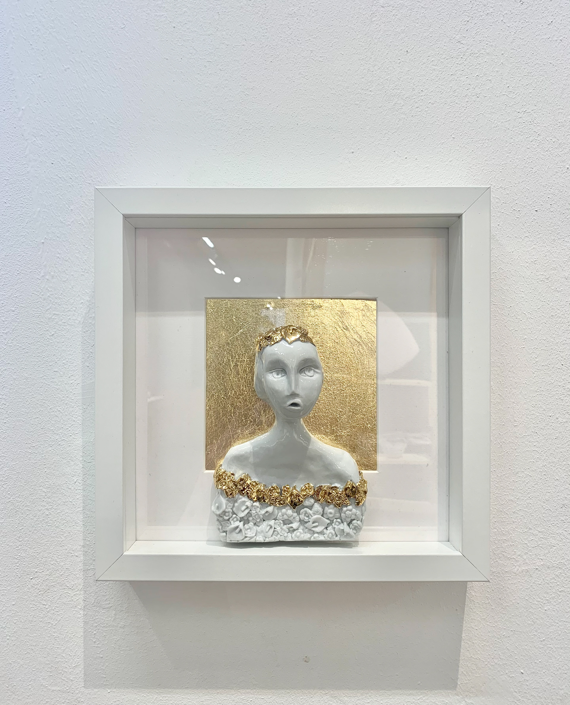 Sculpture encadrée - Porcelaine & or - 400€