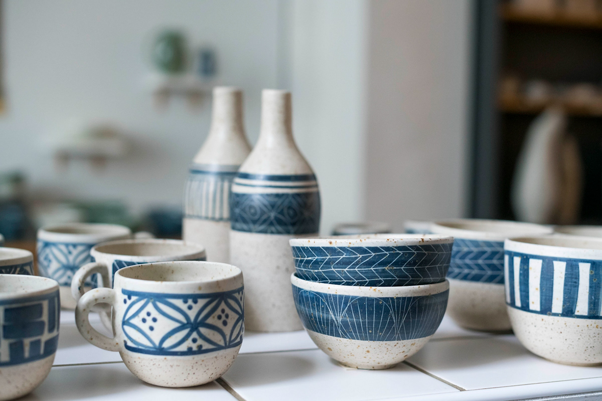 Mug 30€ / Bol 35€ / Bol avec anse 40€ / Bouteille 63€