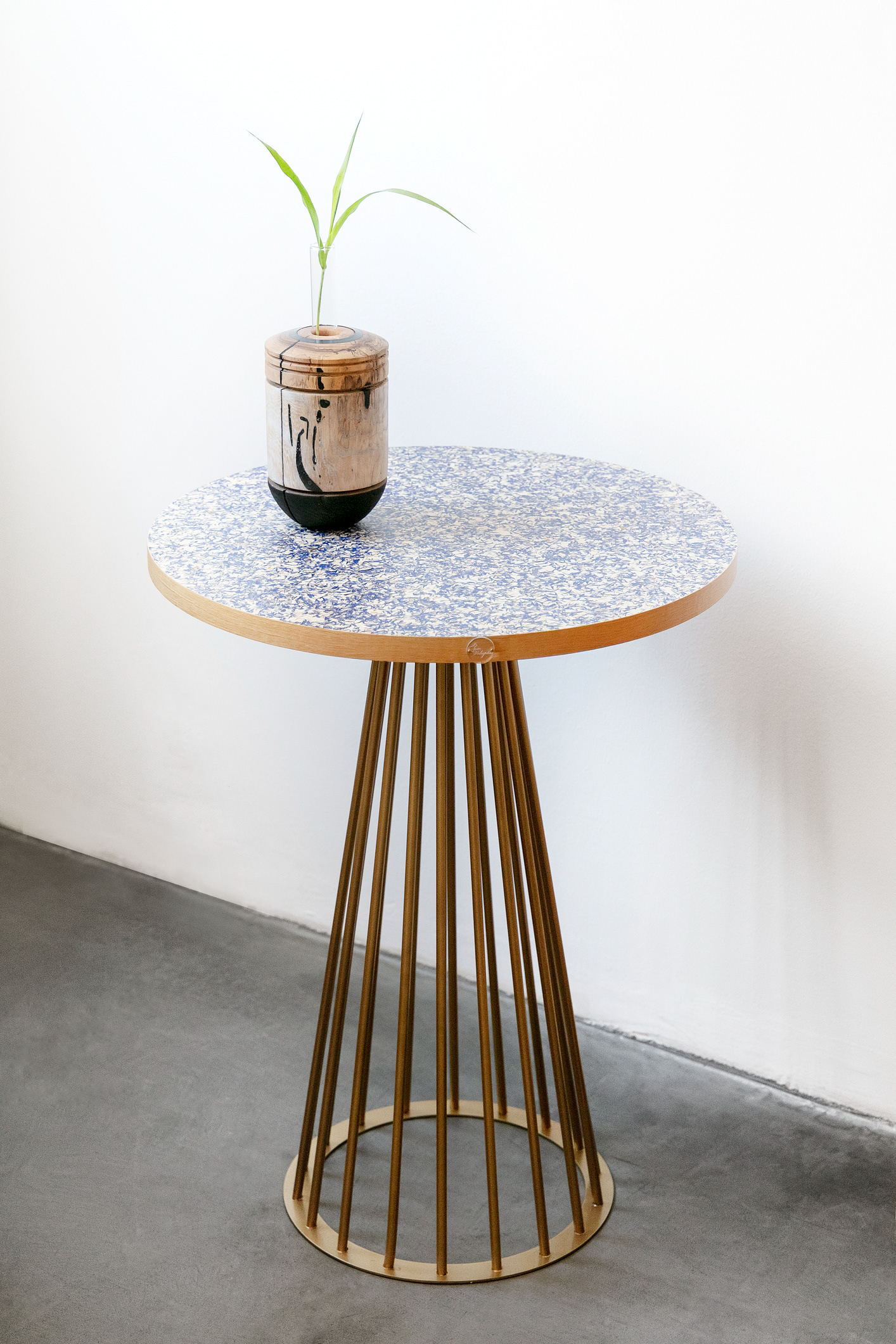 Console Bleuet, avec plateau circulaire en textile & fleurs véritables de bleuets D: 57cm x Ep.2.5cm x H74.5cm 499€