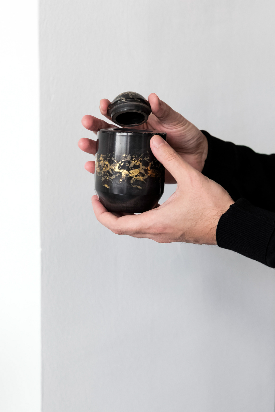 Boite noire et or 12 cm avec bouchon 210€