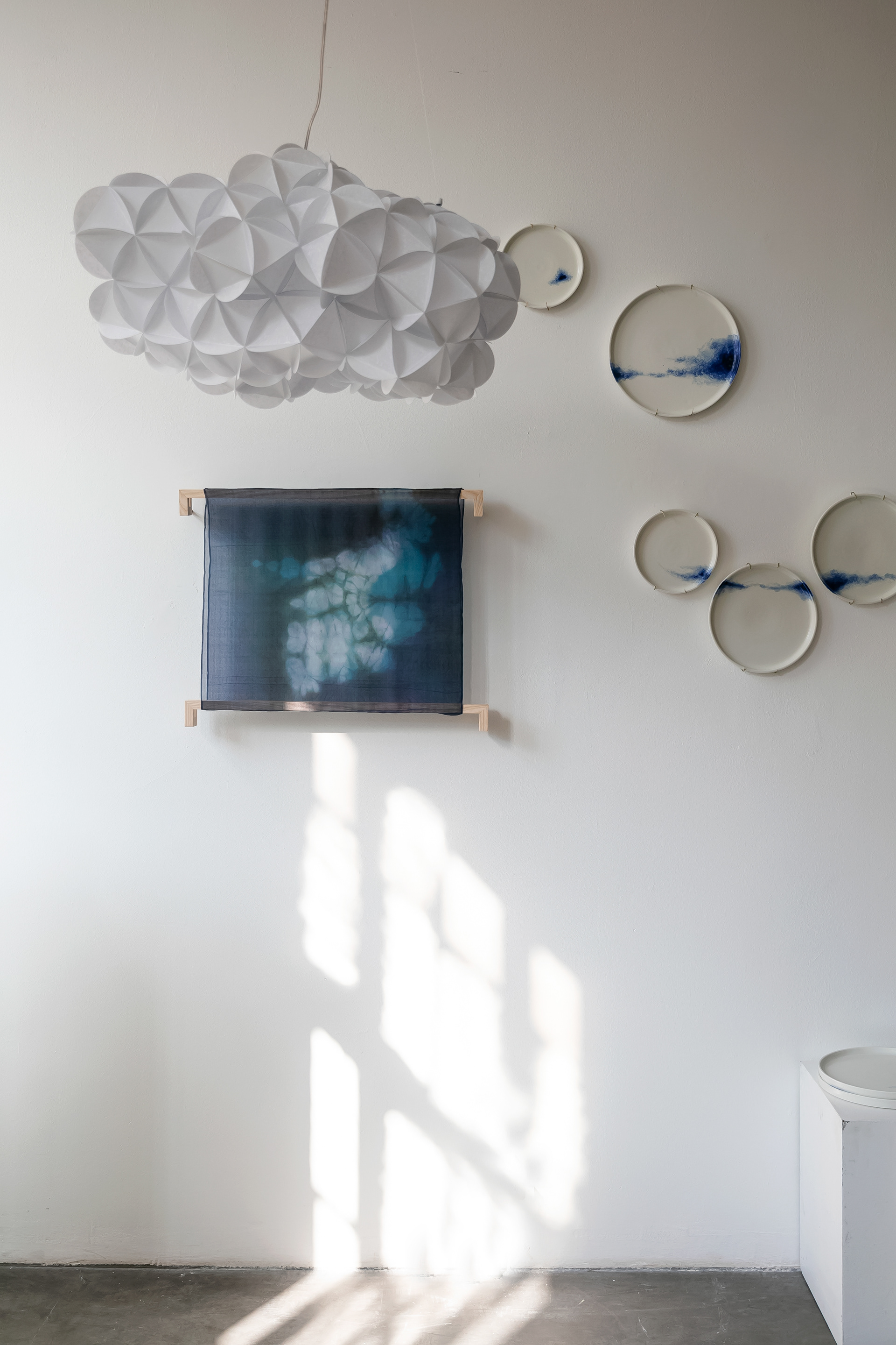 Pièce murale, soie, 660€ - Suspension Alcove Halifax blanc moucheté 660€ /