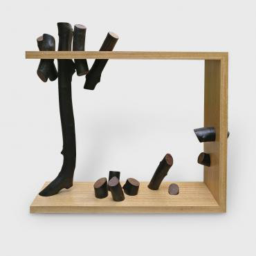 Console qui a été imaginée avec l'apport de différents composants à disposition aussi bien à l'atelier que dans un jardin de Normandie, Eucalyptus, bois de violette, peuplier brut - 3 950€
