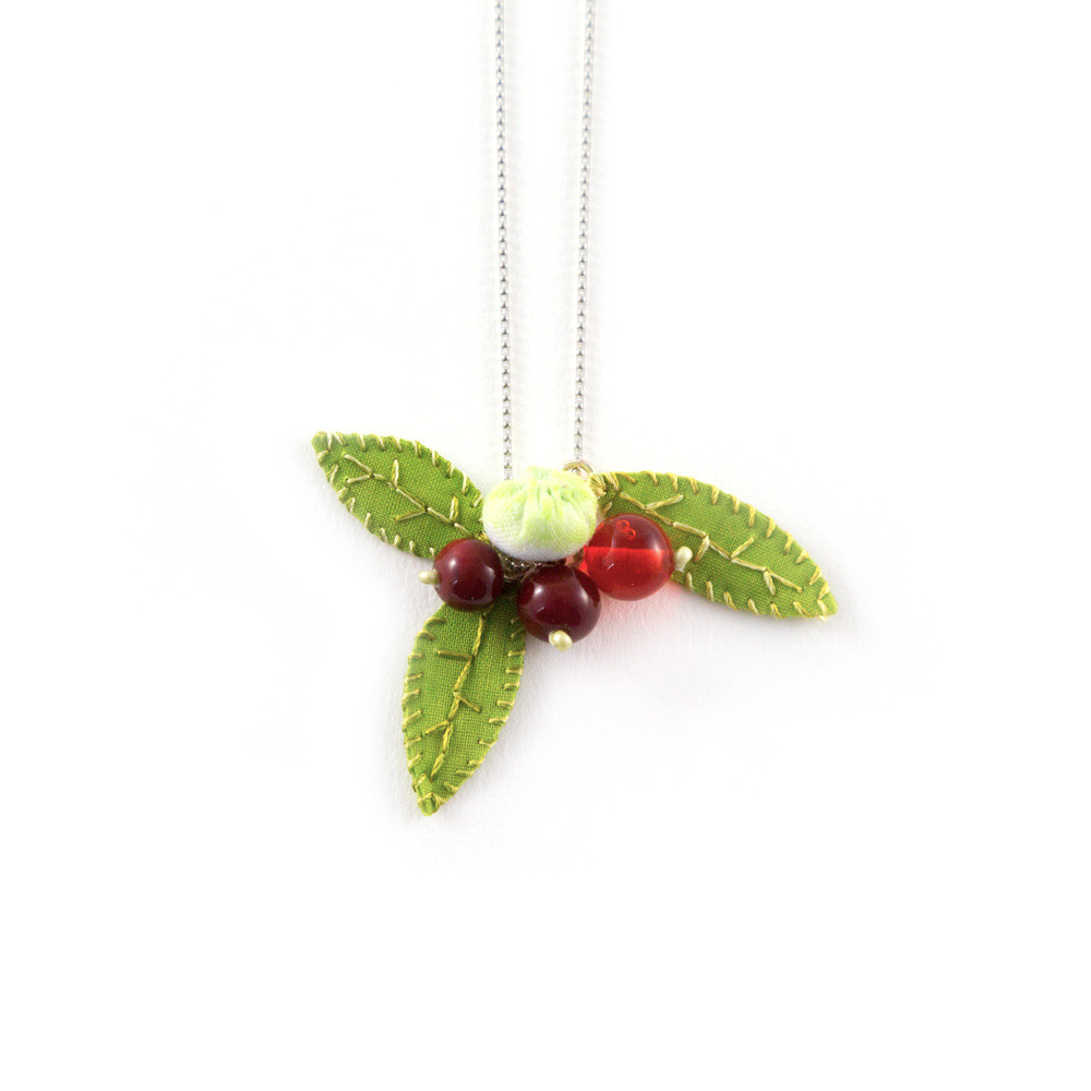 Collier pendentif baies rouges, verre et textiles 75€