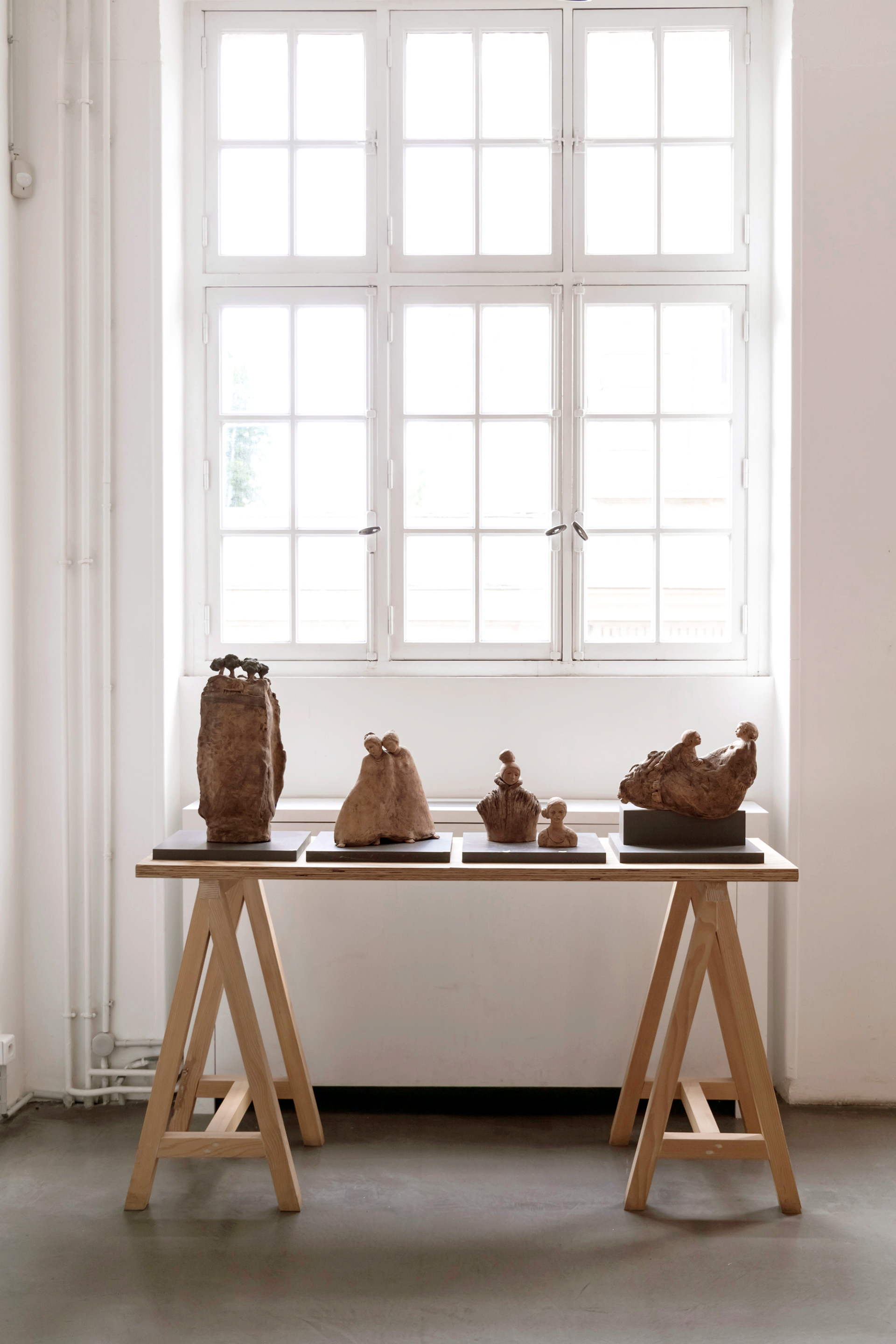 Sculptures en grès, pièce unique de gauche à droite : Montagne 780€ / Pas de deux 800€ / Buste avec larmes 300€ / Frou-frou 600€