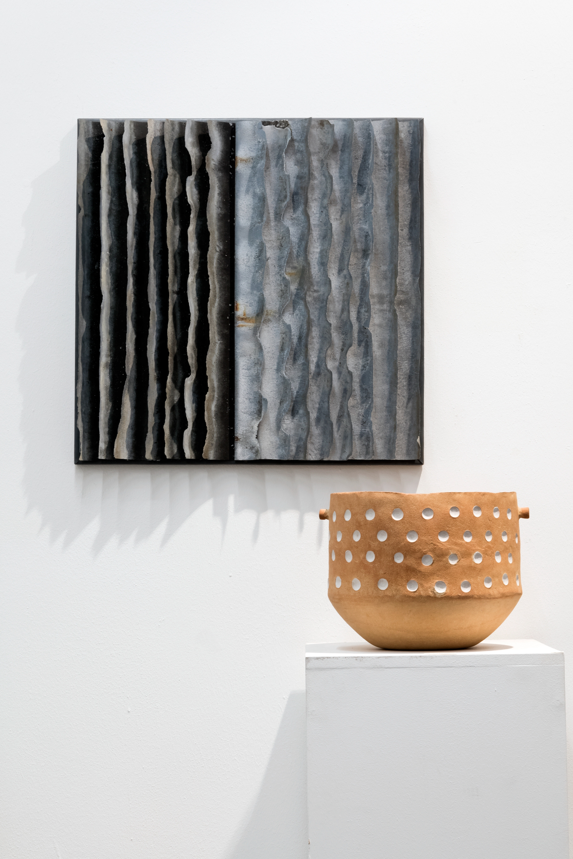 Tableau en zinc 'Clair-obscur' 61 x 61 cm en zinc 900€ / Cache-pot 240€
