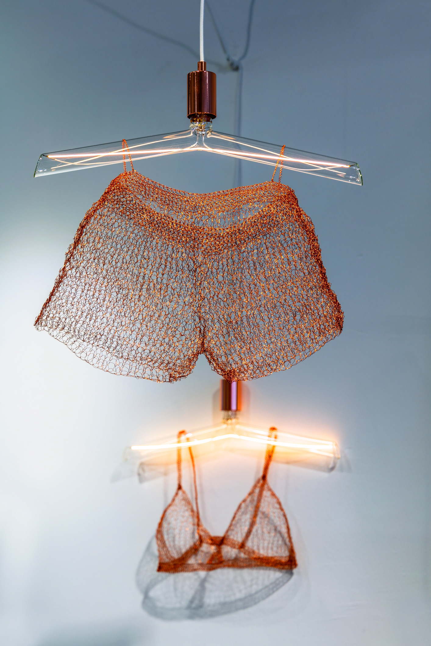 Suspensions lumineuses Soutien-Gorge et caleçon en fil de cuivre tricoté à la main et suspendus à une ampoule à Led / 720€ & 825€