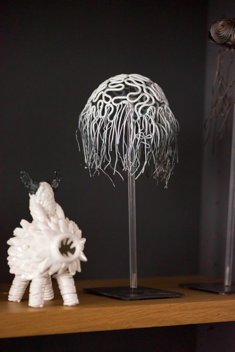 Sculpture porcelaine 250€ à 450€ / Sculpture Méduses blanche en métal 300€