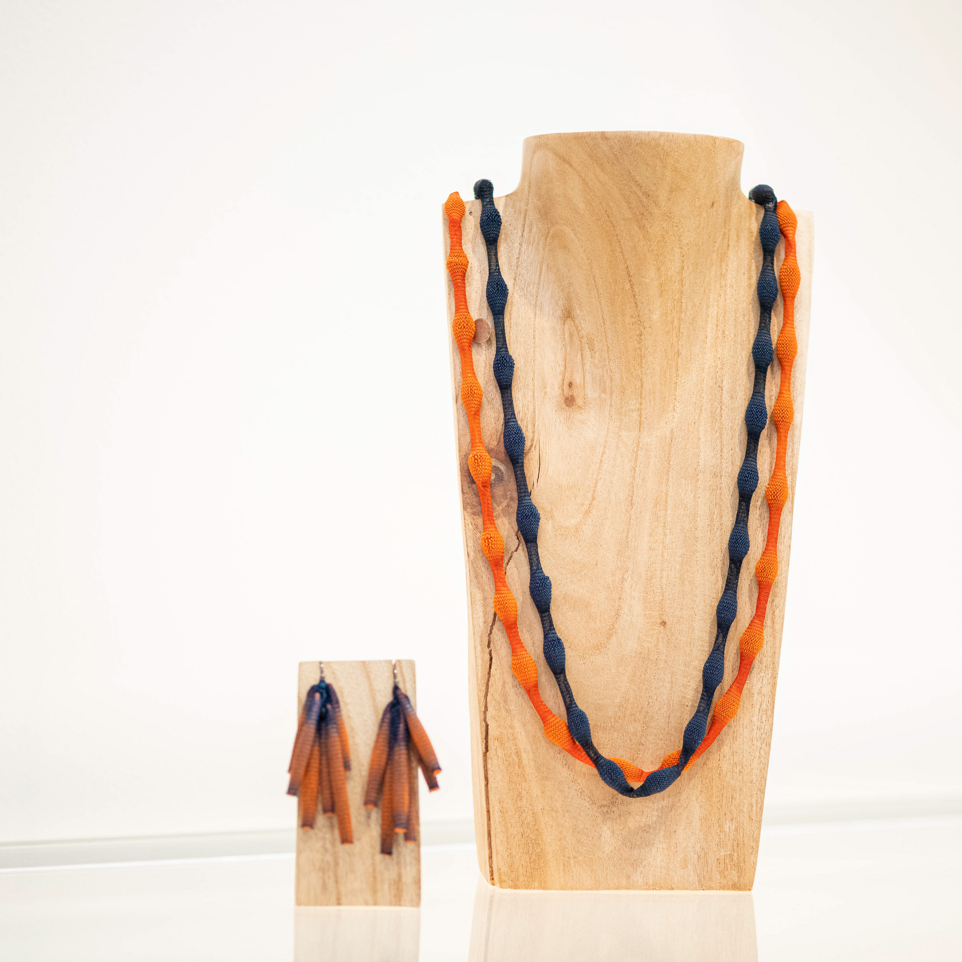 Sautoir double navy/safran en silicone et fil de soie 145€ / Boucles d'oreilles FLOTENDO 115€