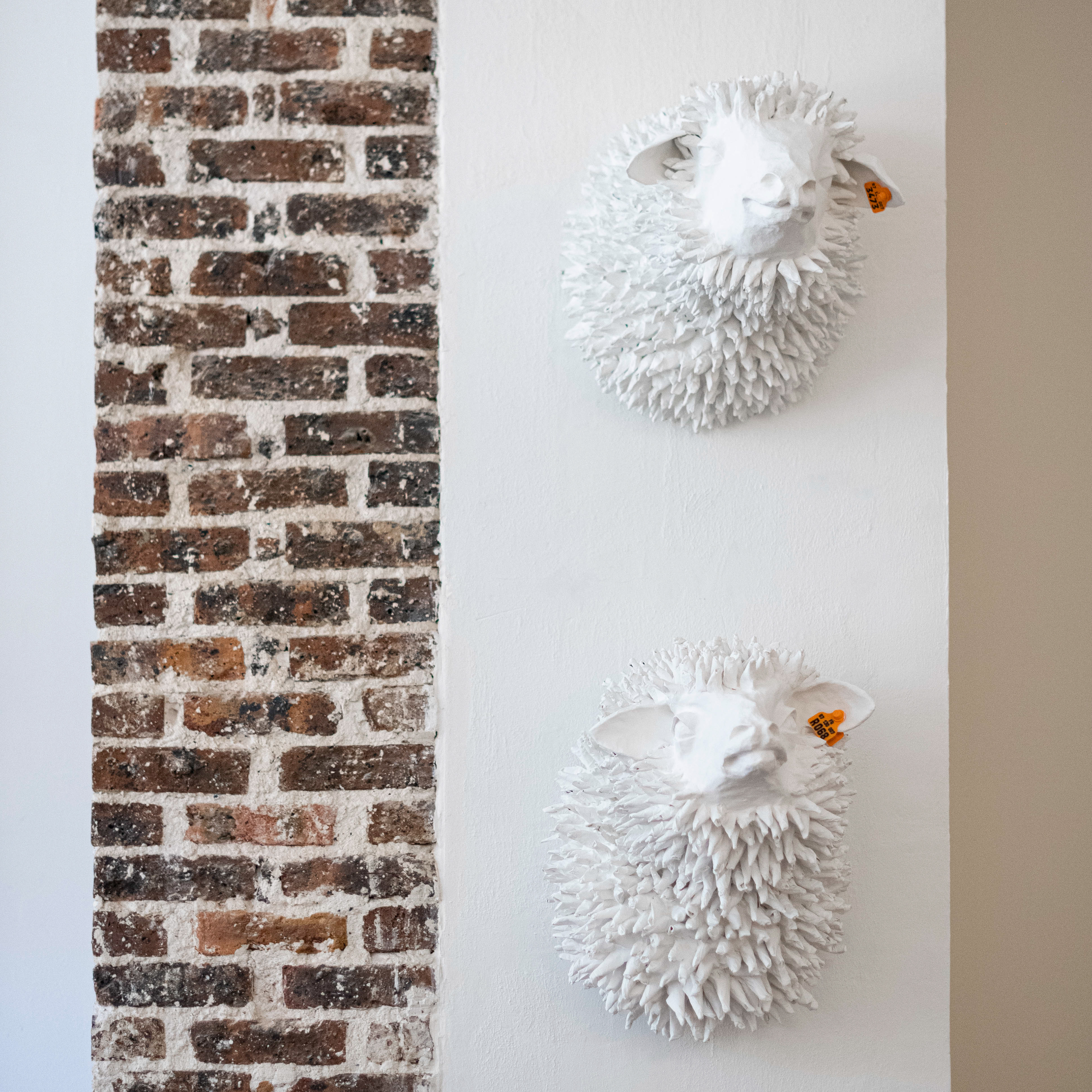 Trophée de mouton blanc en papier mâché de type 'picot' 1 360€