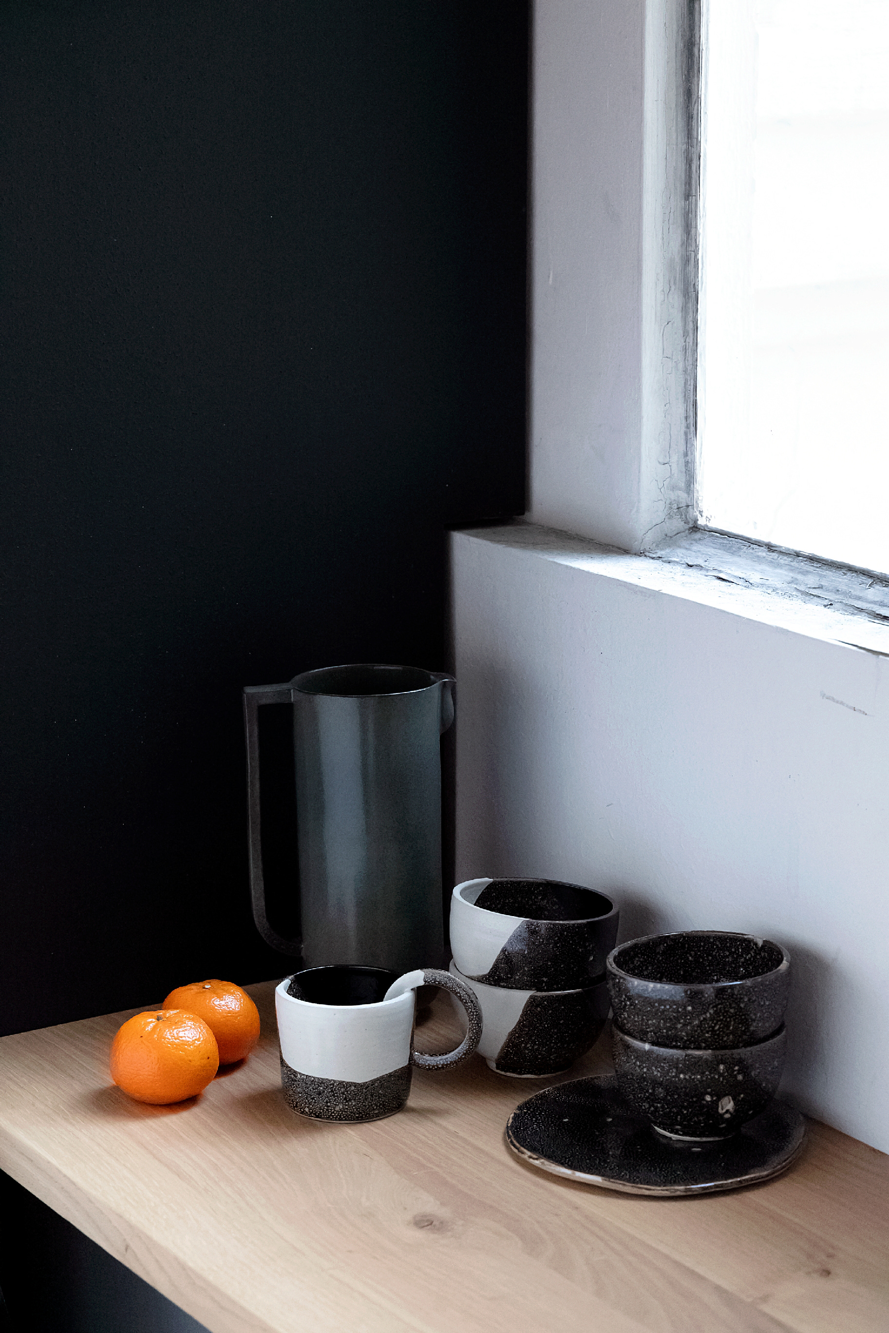 Pichet en grès, 75€ / Tasses