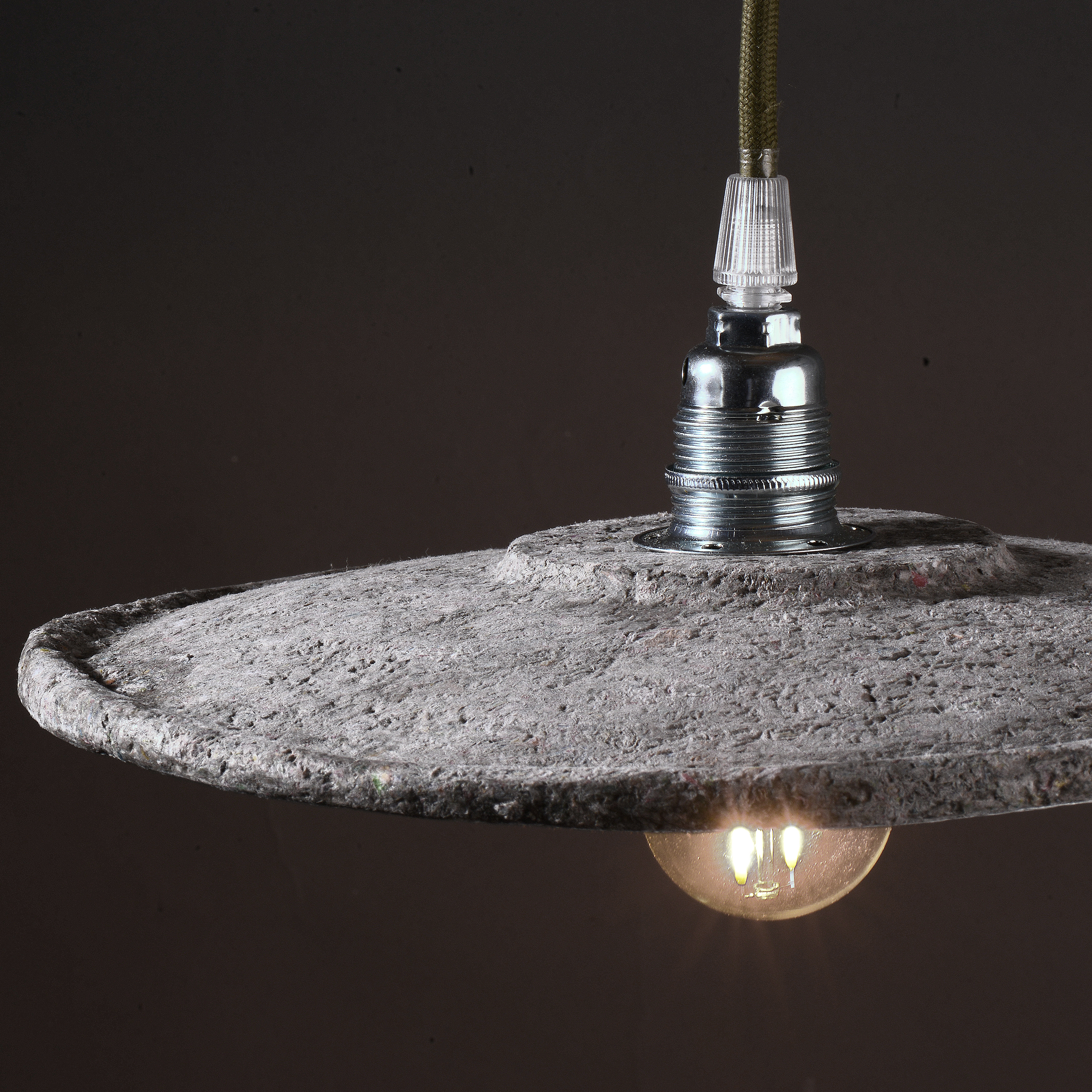 Suspension Colette en papier mâché, rosace en ceramique - Diamètre 20cm / 195€