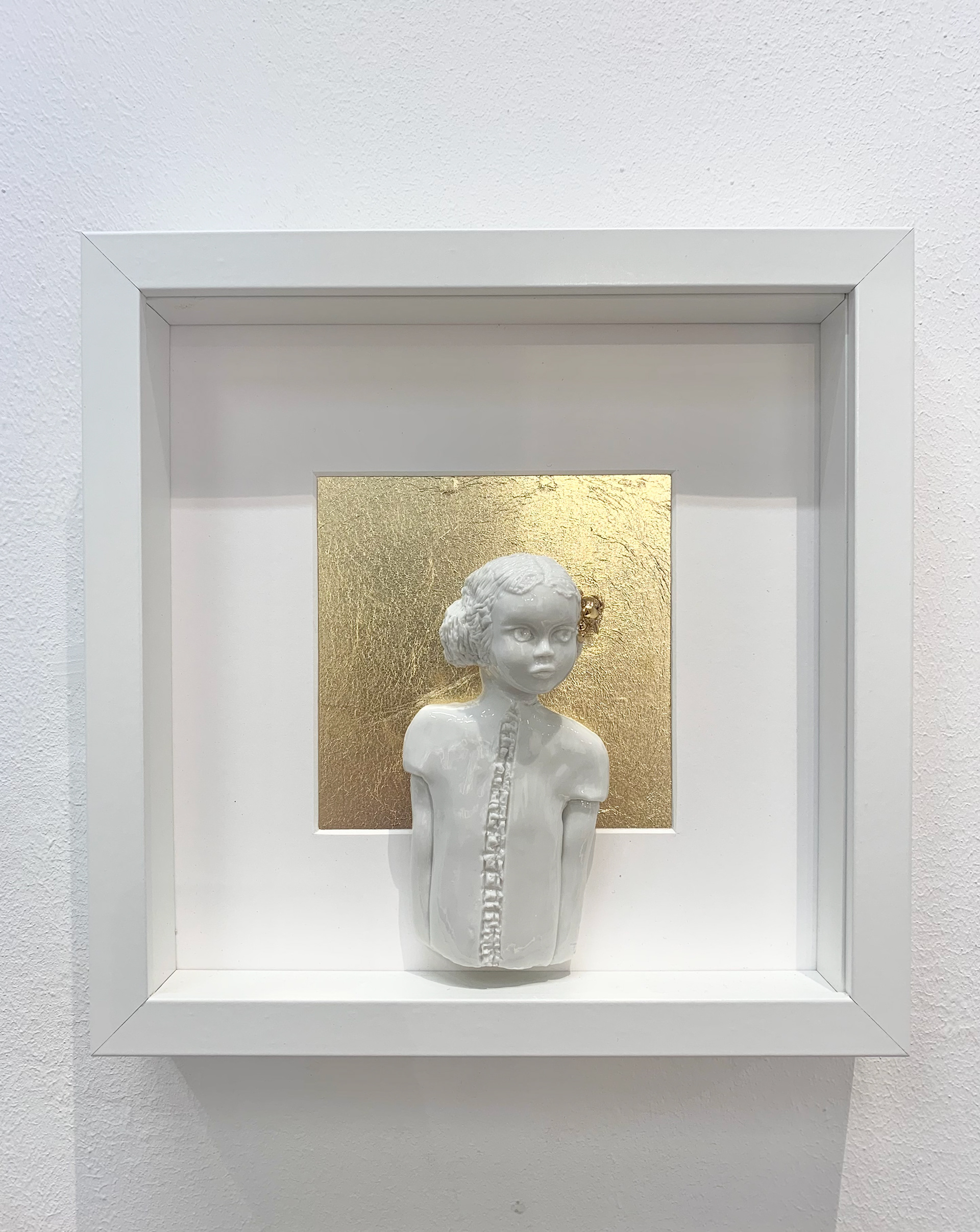 Sculpture encadrée - Porcelaine & or - 250€