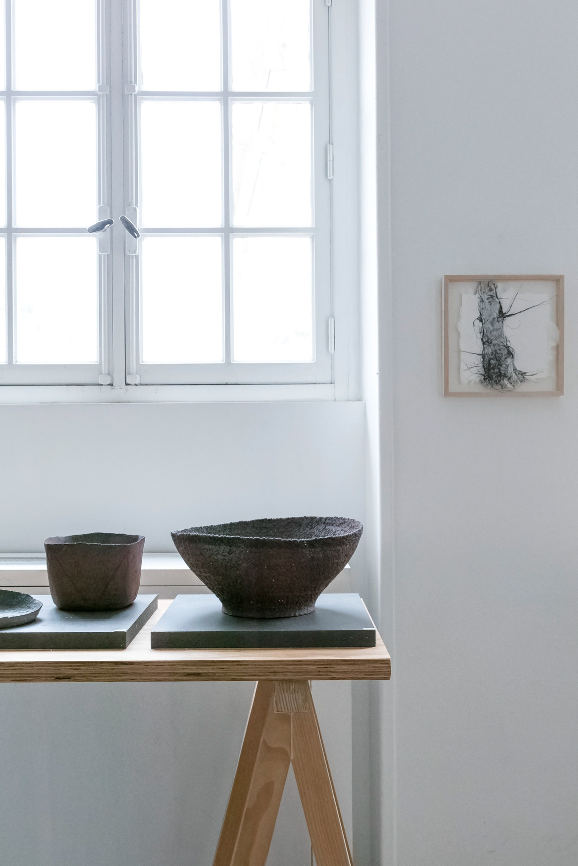 Coupe carrée motifs triangle 1 500€ / Coupe panier en grès 2 200€ /