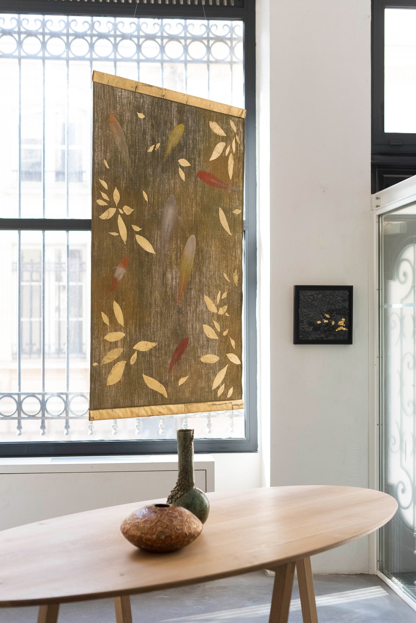 Vase Pompeï 650€ / Toile peinte à la main & or Carpes 160 x 100cm 1 500€