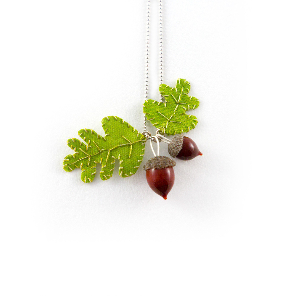 Collier pendentif chêne, verre et textiles 75€