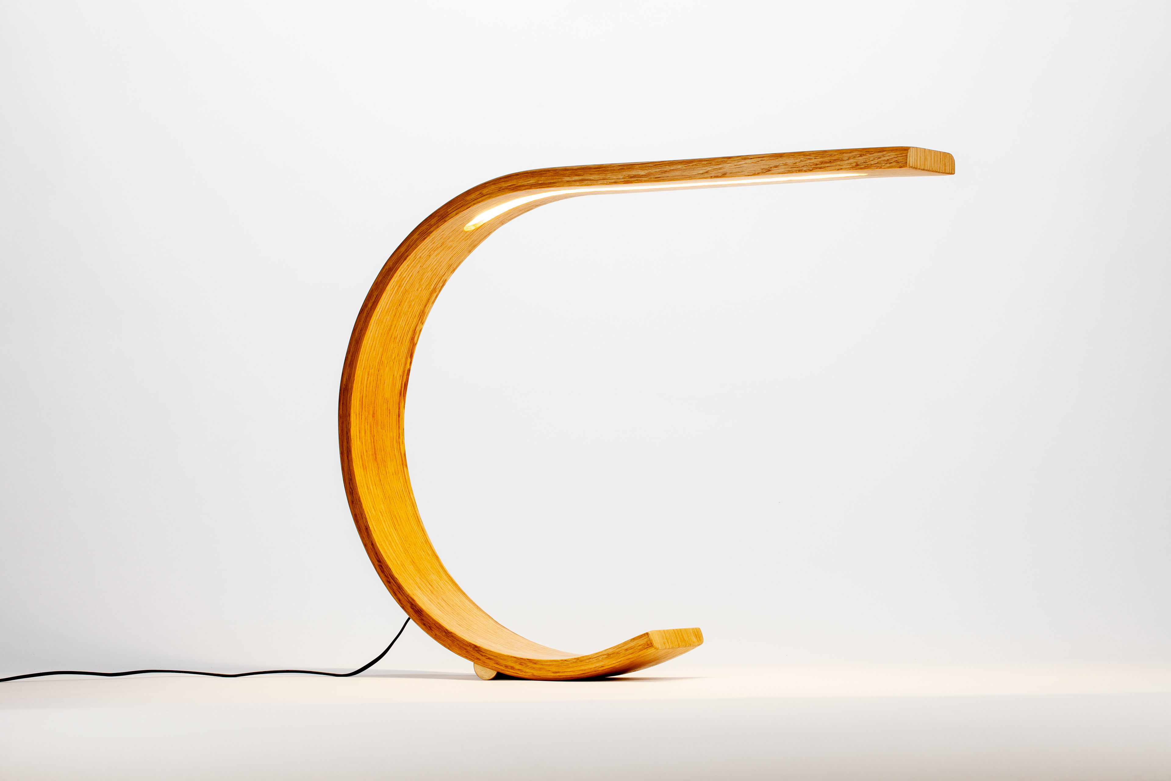 Lampe à poser LED n°3, L45cm x P7cm x H34cm, chêne & laiton - 488€