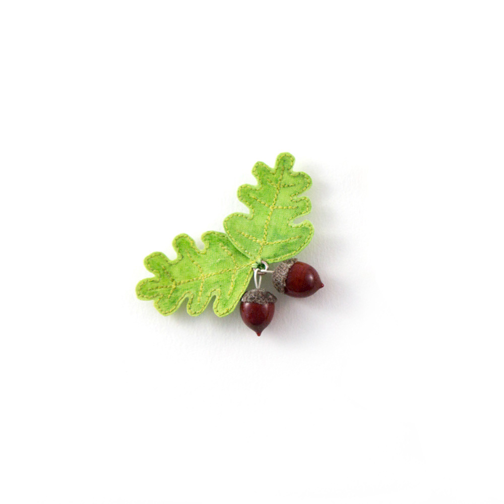 Broche CHÊNE, verre et textile 75€