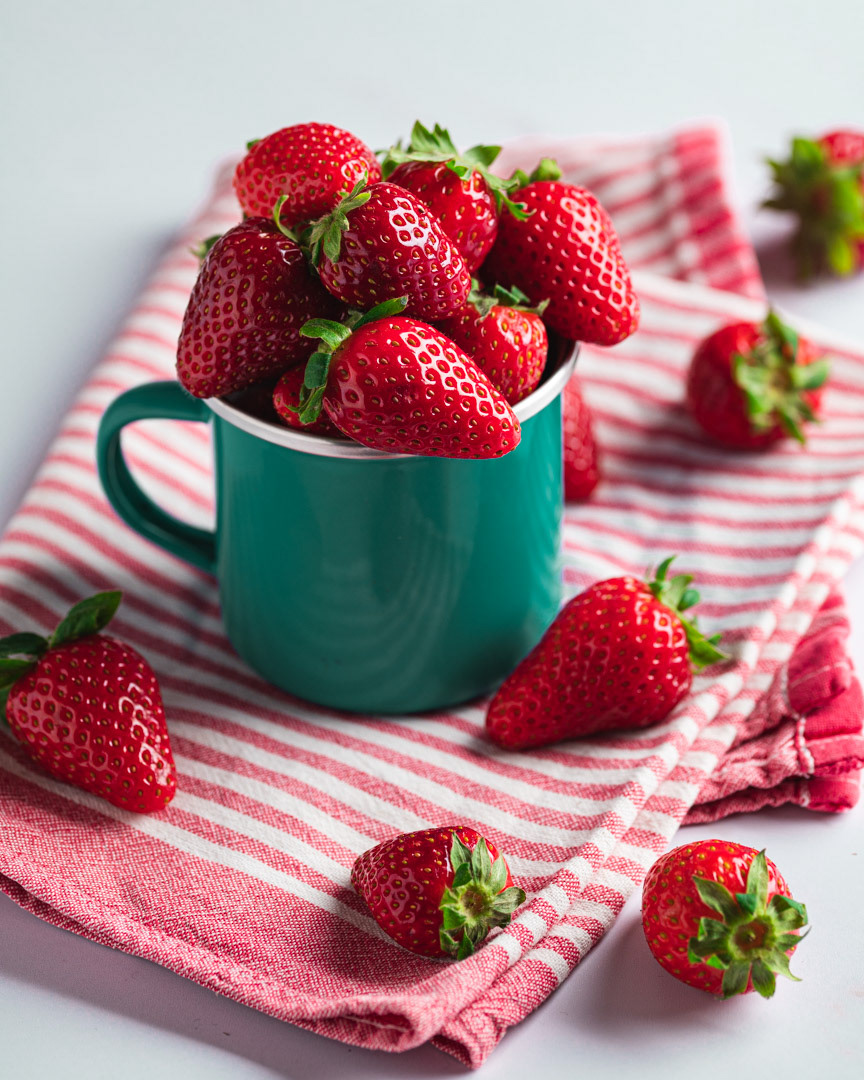 diana trufan ourcookingwander food photography fotograf culinar cluj strawberries in a cup capsuni