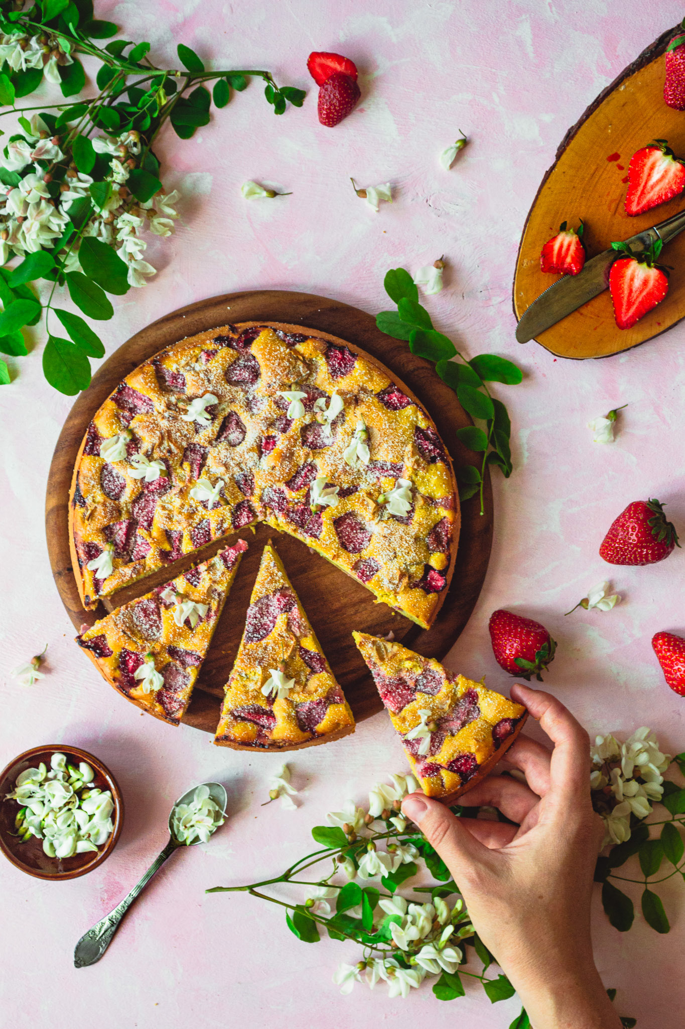 STRAWBERRIES AND ACCACIA FLOWERS SPONGE CAKE
